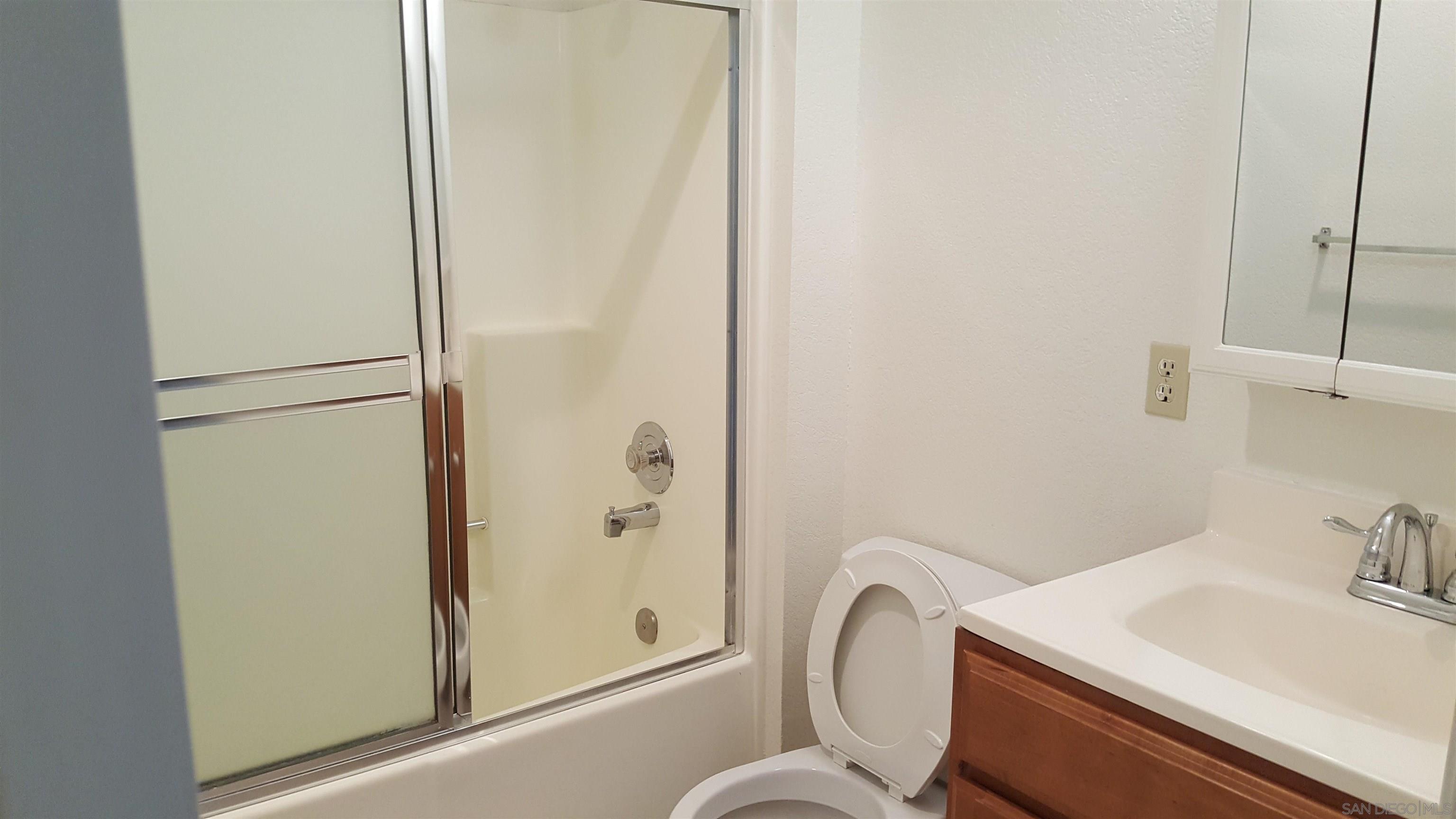 Detail Gallery Image 4 of 6 For 417 N Citrus Av  15, Escondido,  CA 92027 - 2 Beds | 1/1 Baths