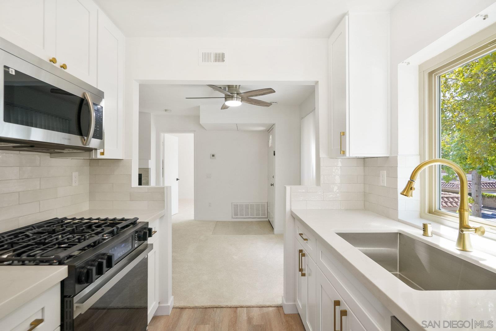 Detail Gallery Image 2 of 49 For 10668  Dabney Dr  #122,  San Diego,  CA 92126 - 1 Beds | 1 Baths