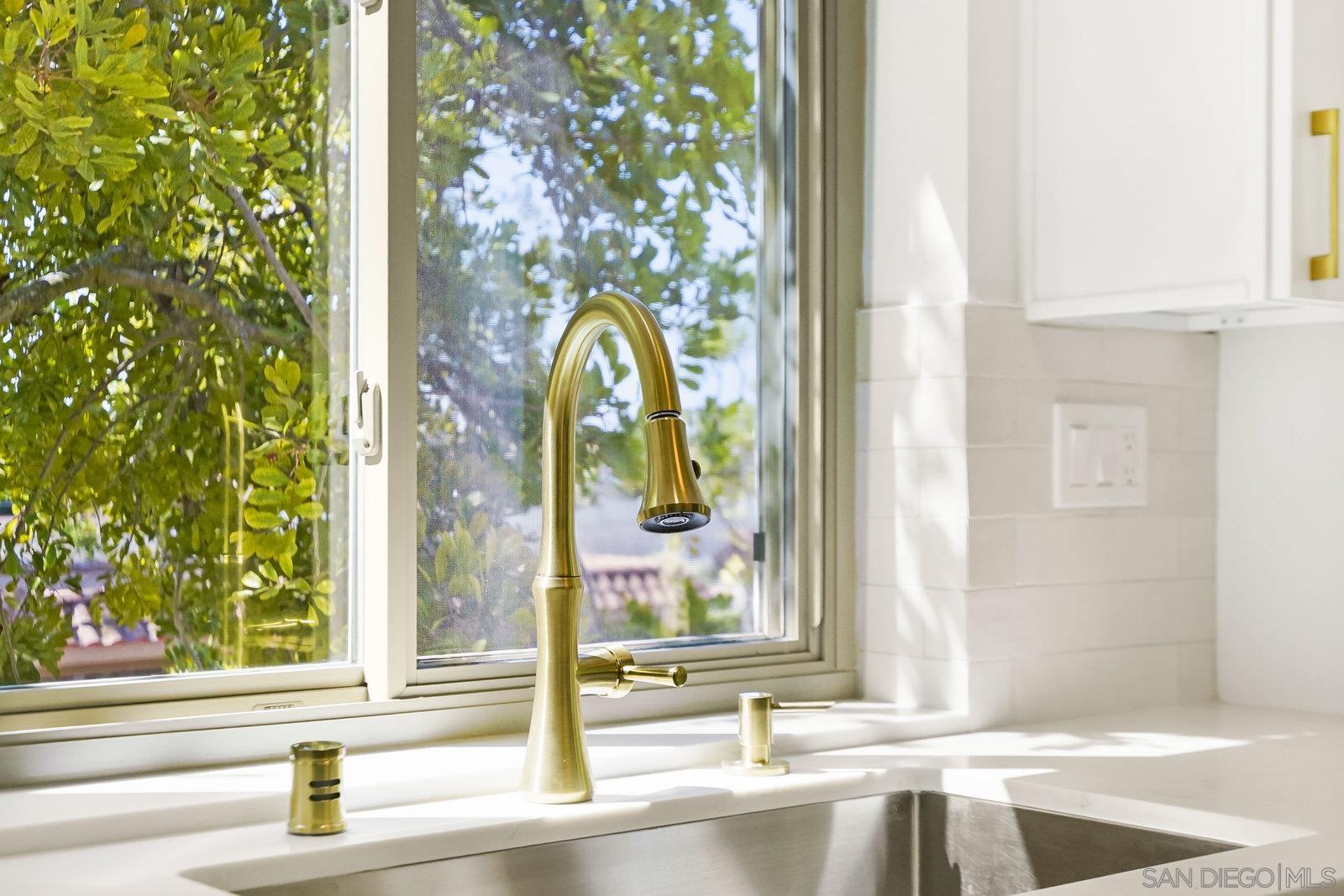 Detail Gallery Image 3 of 49 For 10668  Dabney Dr  #122,  San Diego,  CA 92126 - 1 Beds | 1 Baths