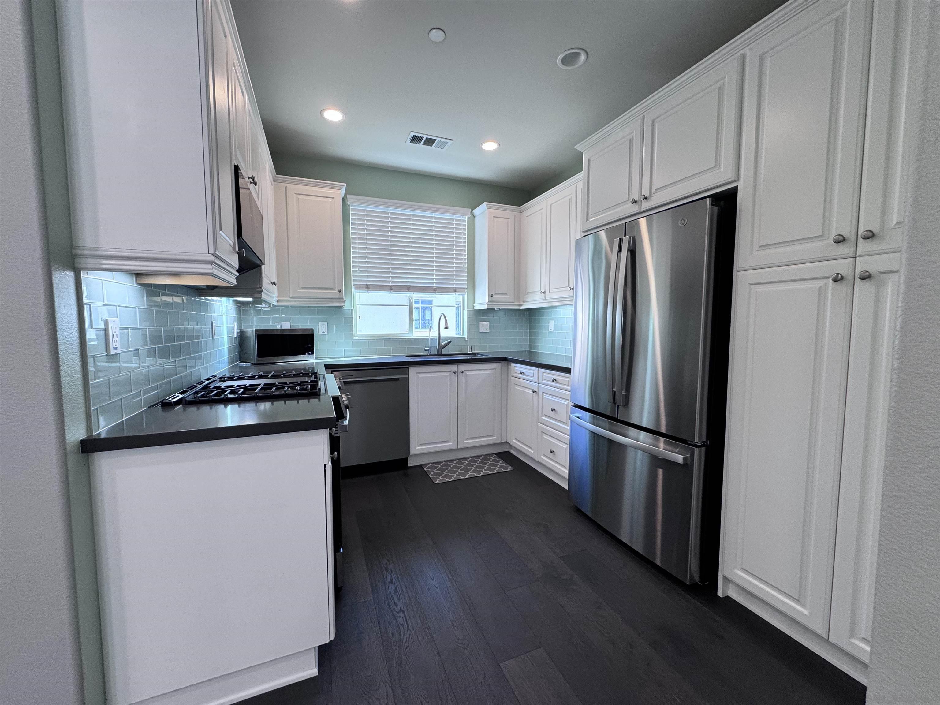 Detail Gallery Image 2 of 9 For 16172  Veridian Cir, San Diego,  CA 92127 - 2 Beds | 2/1 Baths