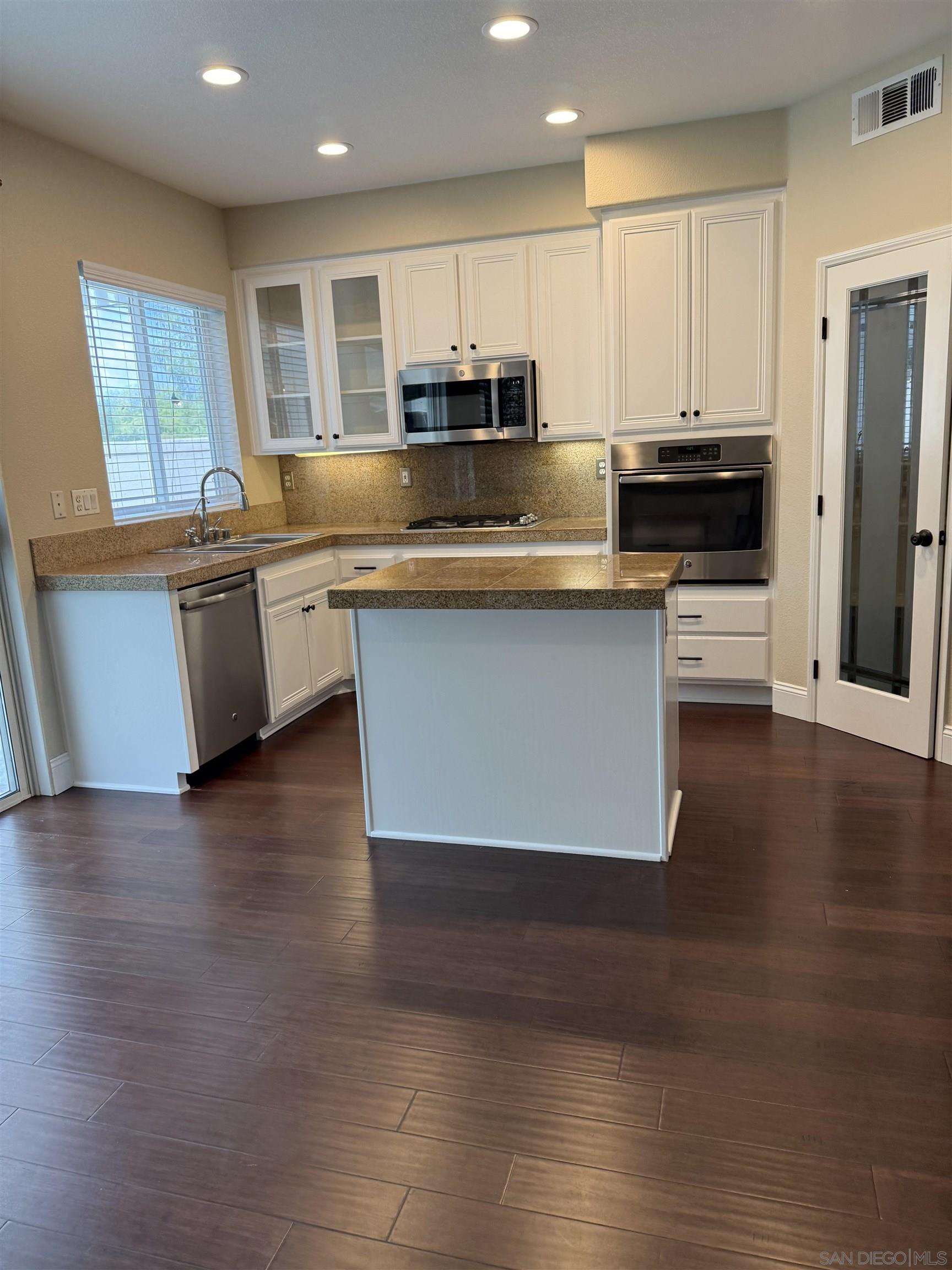 Detail Gallery Image 11 of 55 For 41195  Sea Island Court, Temecula,  CA 92591 - 4 Beds | 2/1 Baths