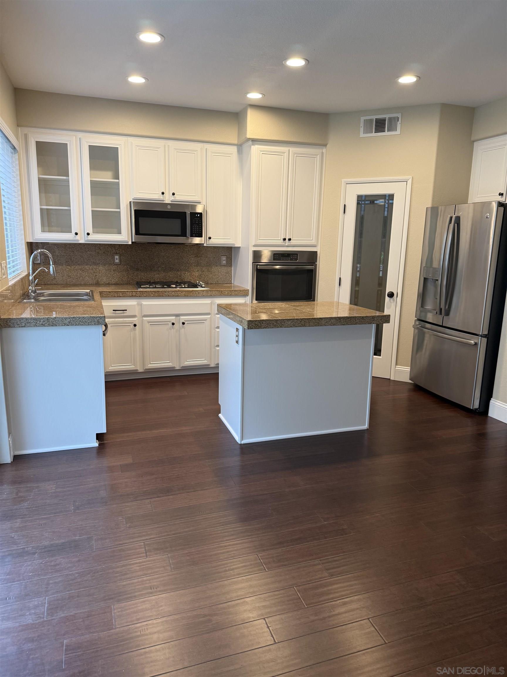 Detail Gallery Image 10 of 55 For 41195  Sea Island Court, Temecula,  CA 92591 - 4 Beds | 2/1 Baths