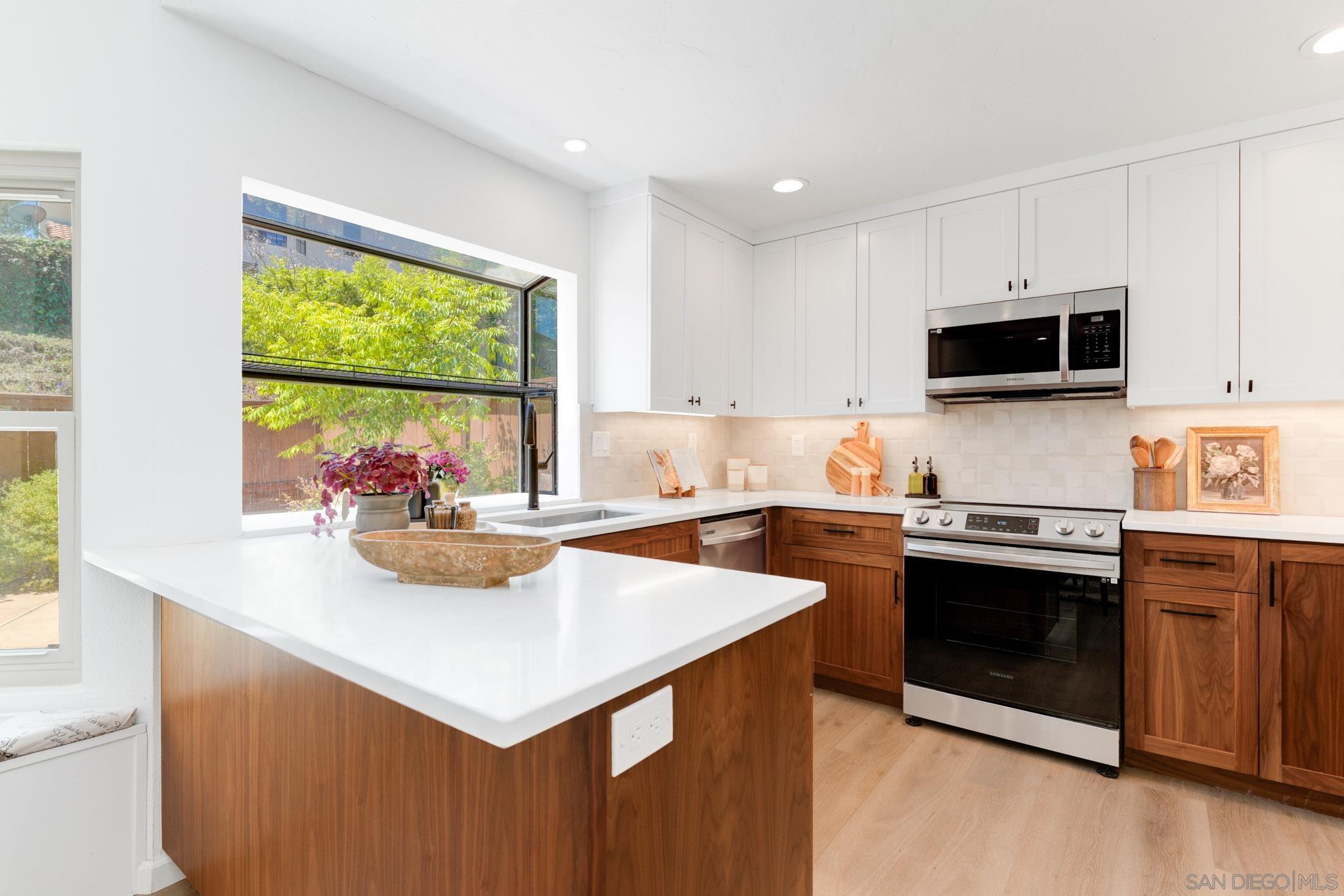 Detail Gallery Image 7 of 22 For 721  Summersong Ln, Encinitas,  CA 92024 - 3 Beds | 2/1 Baths