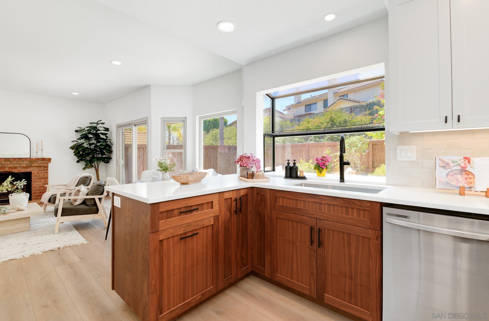 Detail Gallery Image 8 of 22 For 721  Summersong Ln, Encinitas,  CA 92024 - 3 Beds | 2/1 Baths