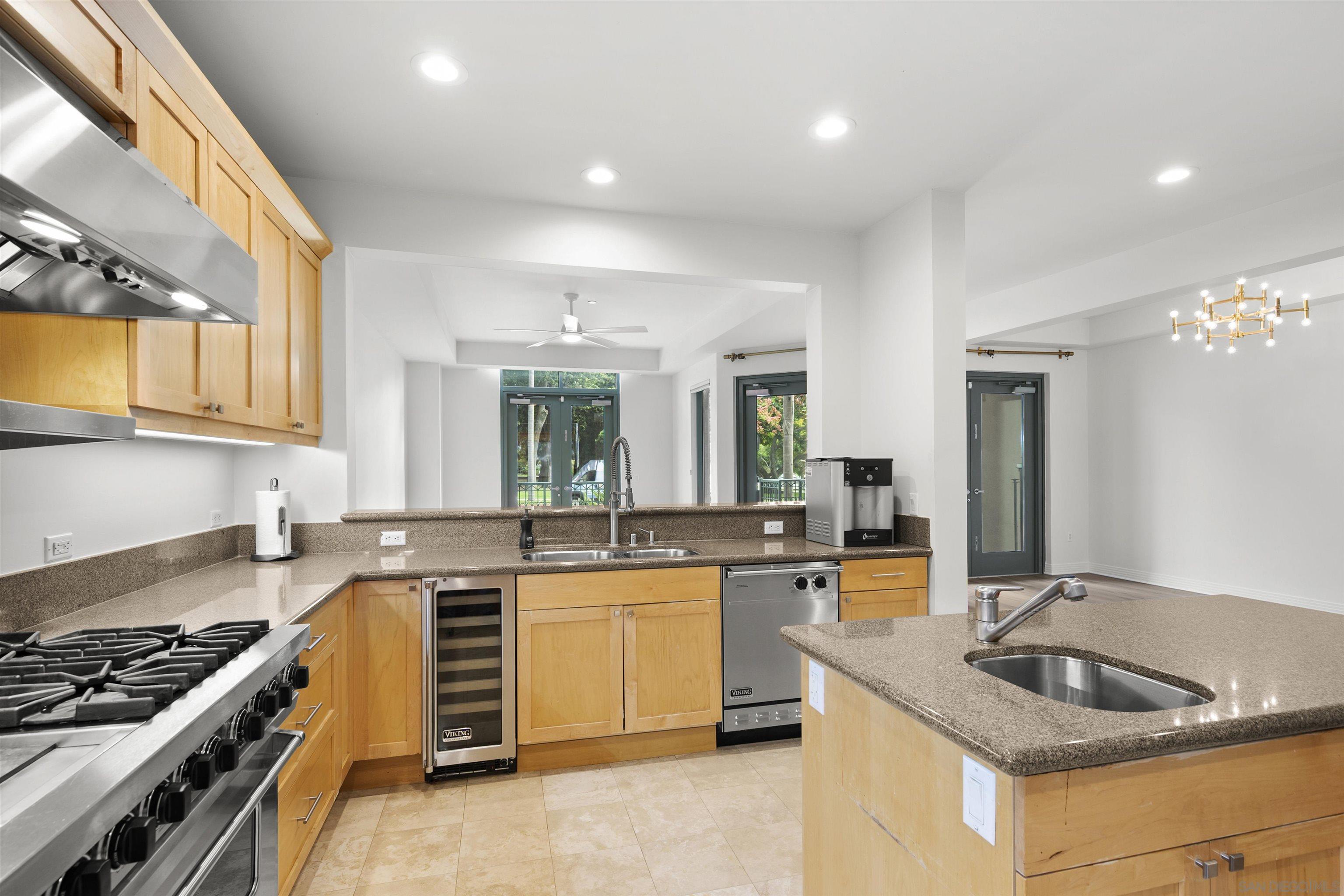 Detail Gallery Image 14 of 53 For 2500  6th Ave.  Th03, San Diego,  CA 92103 - 3 Beds | 2/1 Baths