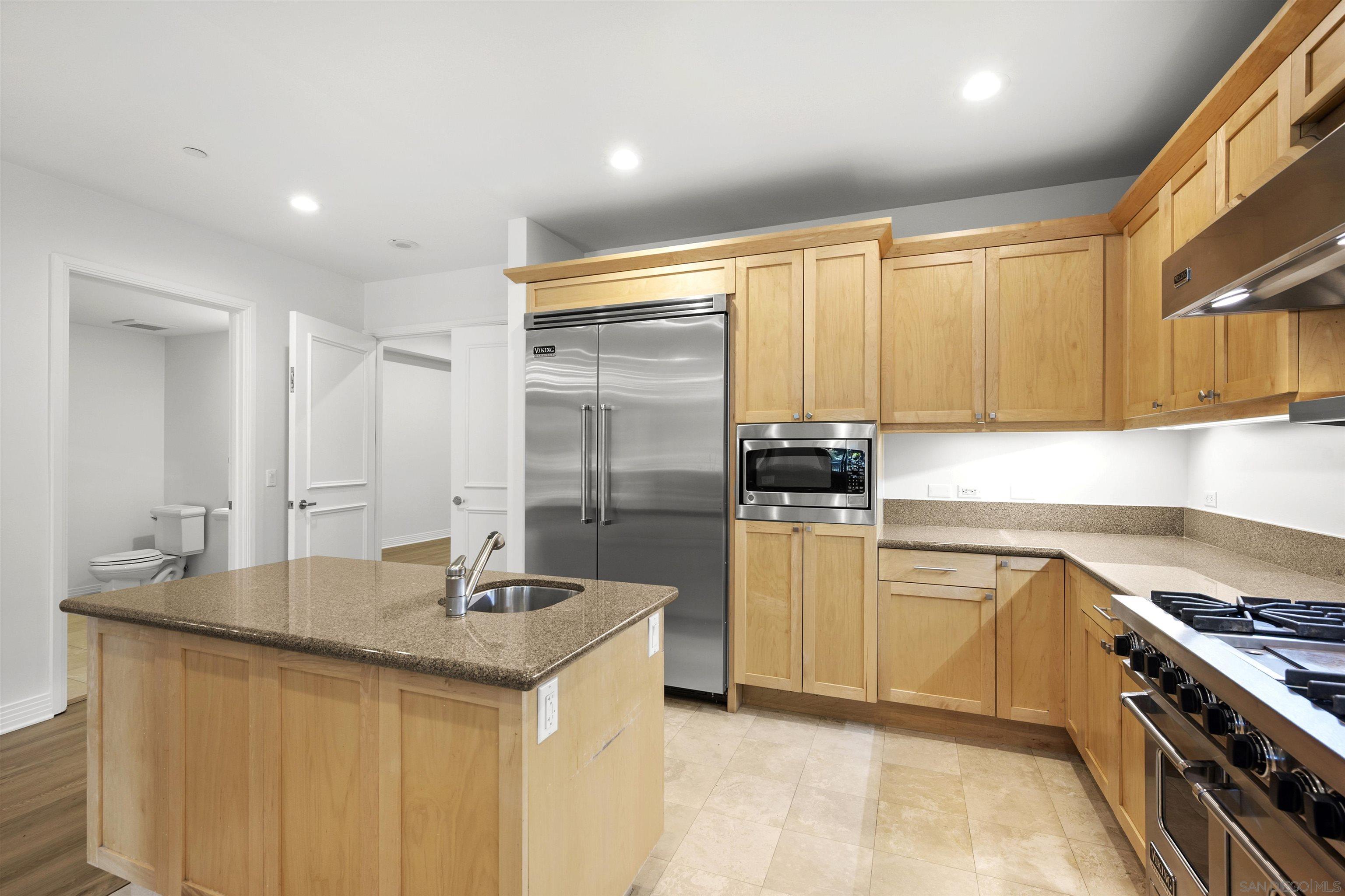 Detail Gallery Image 16 of 53 For 2500  6th Ave.  Th03, San Diego,  CA 92103 - 3 Beds | 2/1 Baths