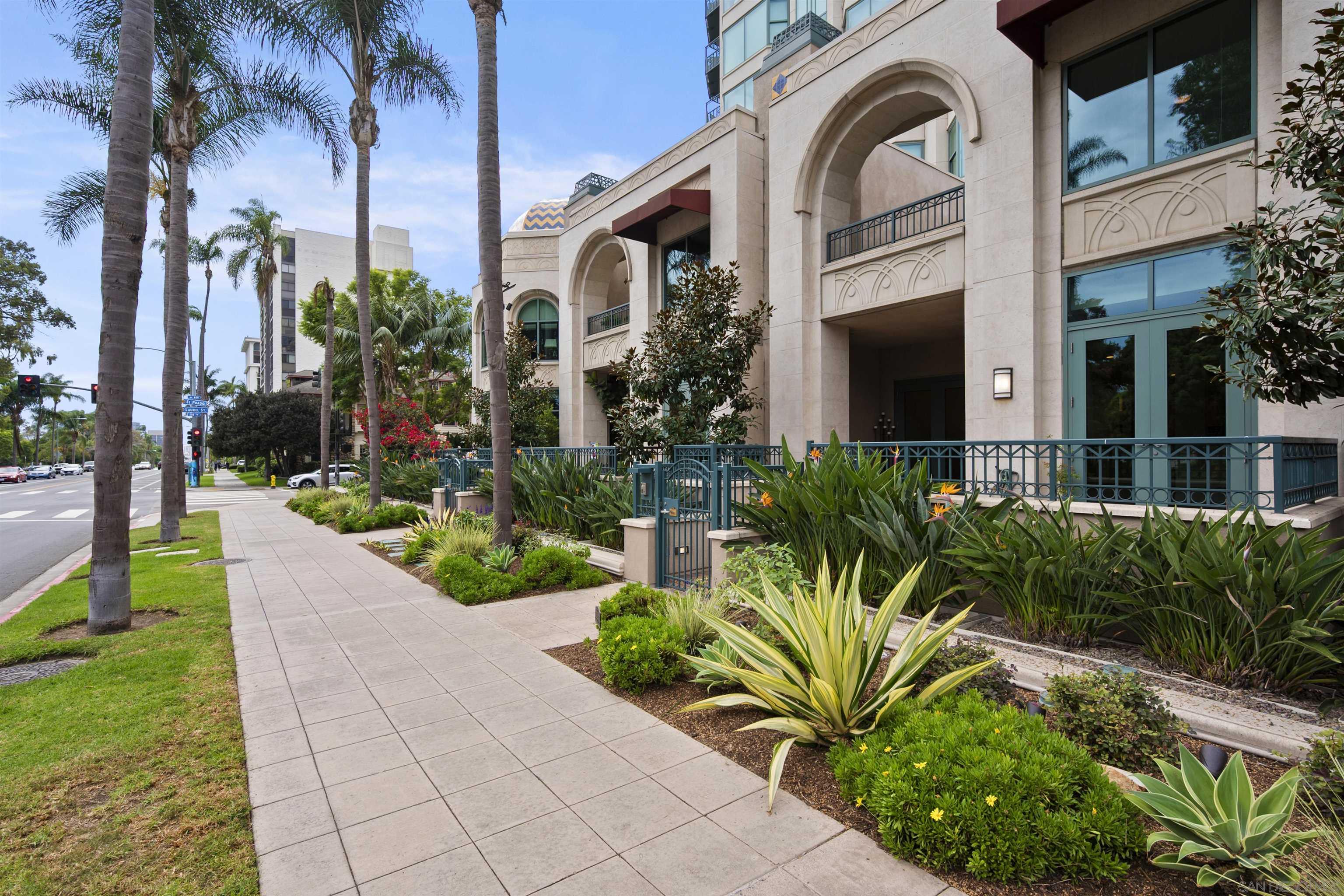 Detail Gallery Image 4 of 53 For 2500  6th Ave.  Th03, San Diego,  CA 92103 - 3 Beds | 2/1 Baths