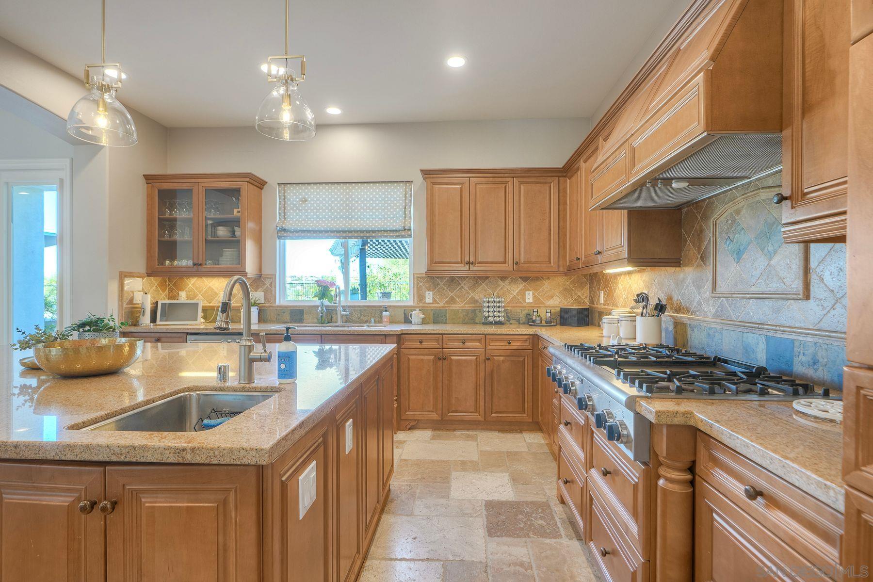 Detail Gallery Image 15 of 36 For 10055  Winecrest Rd, San Diego,  CA 92127 - 7 Beds | 5/1 Baths