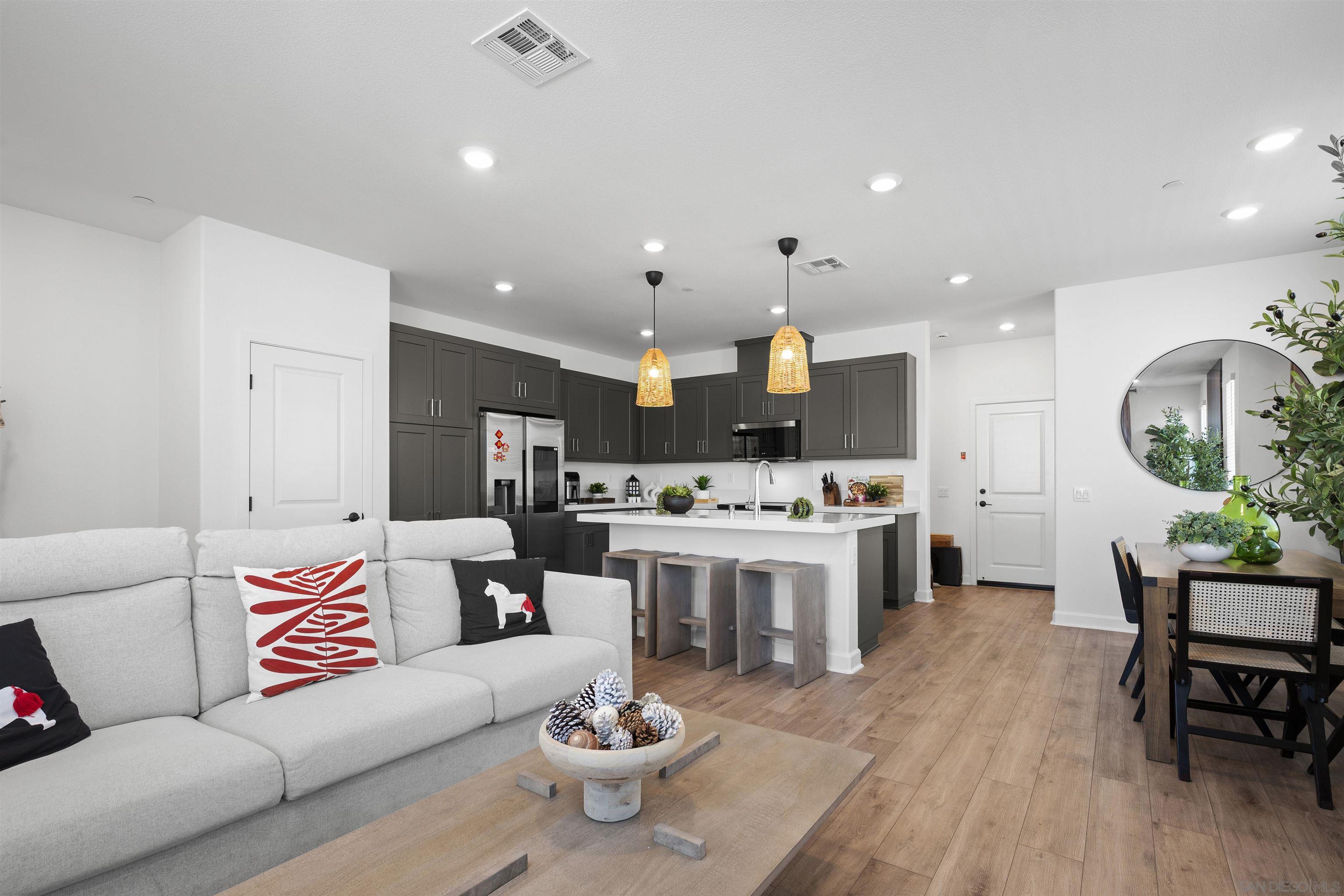 Detail Gallery Image 5 of 58 For 763  Makani St  #6,  Chula Vista,  CA 91911 - 4 Beds | 2/1 Baths