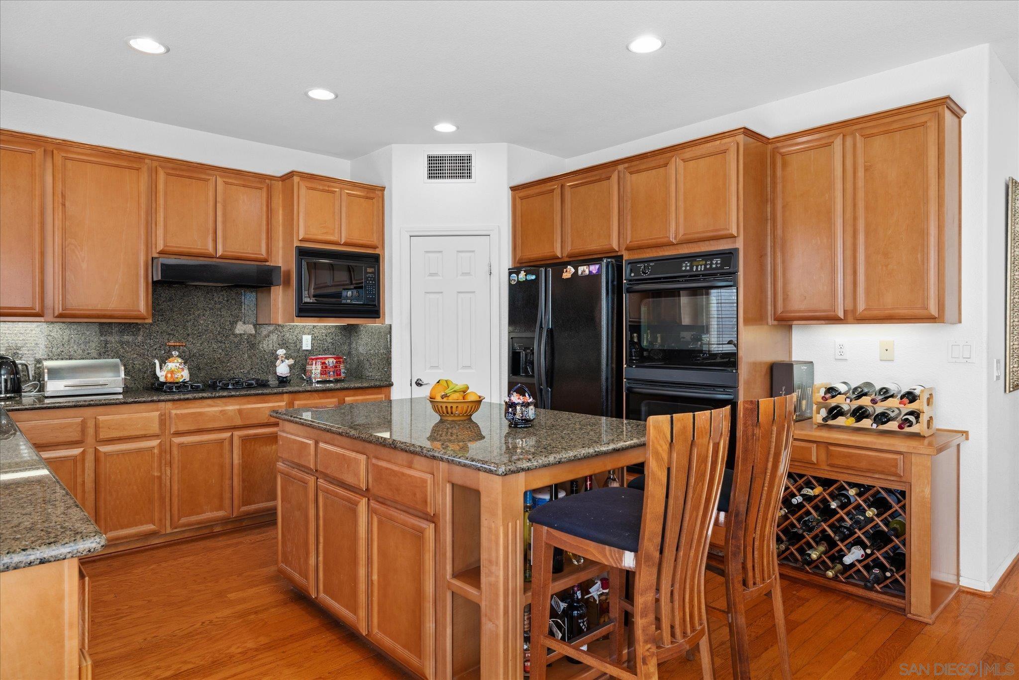 Detail Gallery Image 7 of 27 For 3971  via Cangrejo, San Diego,  CA 92130 - 4 Beds | 3 Baths