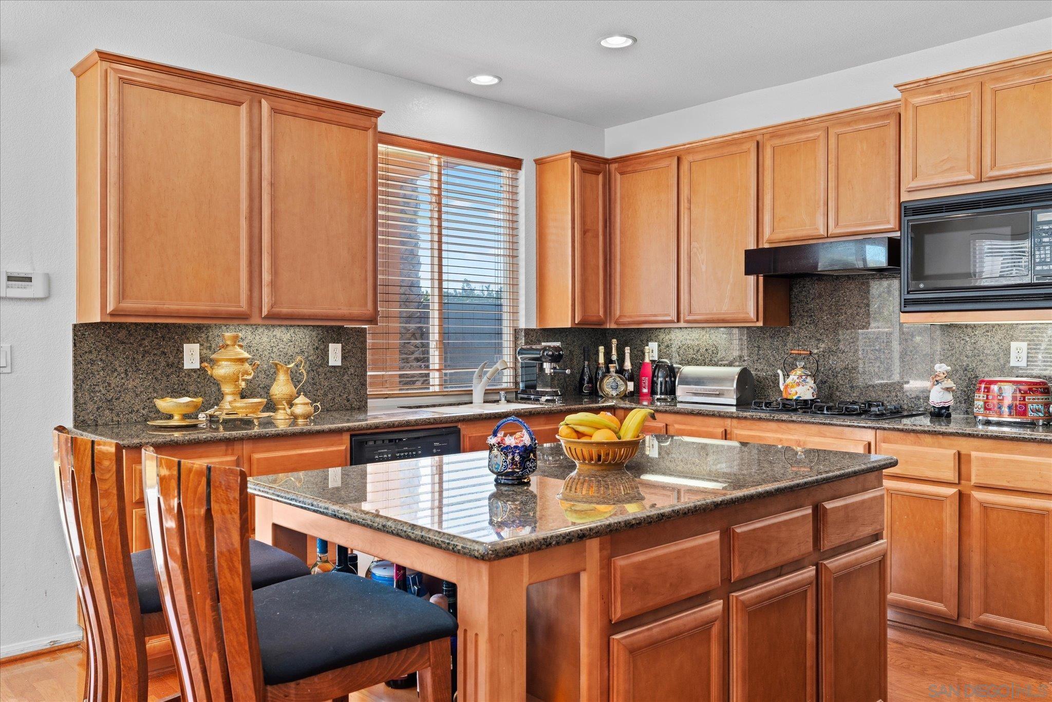 Detail Gallery Image 8 of 27 For 3971  via Cangrejo, San Diego,  CA 92130 - 4 Beds | 3 Baths