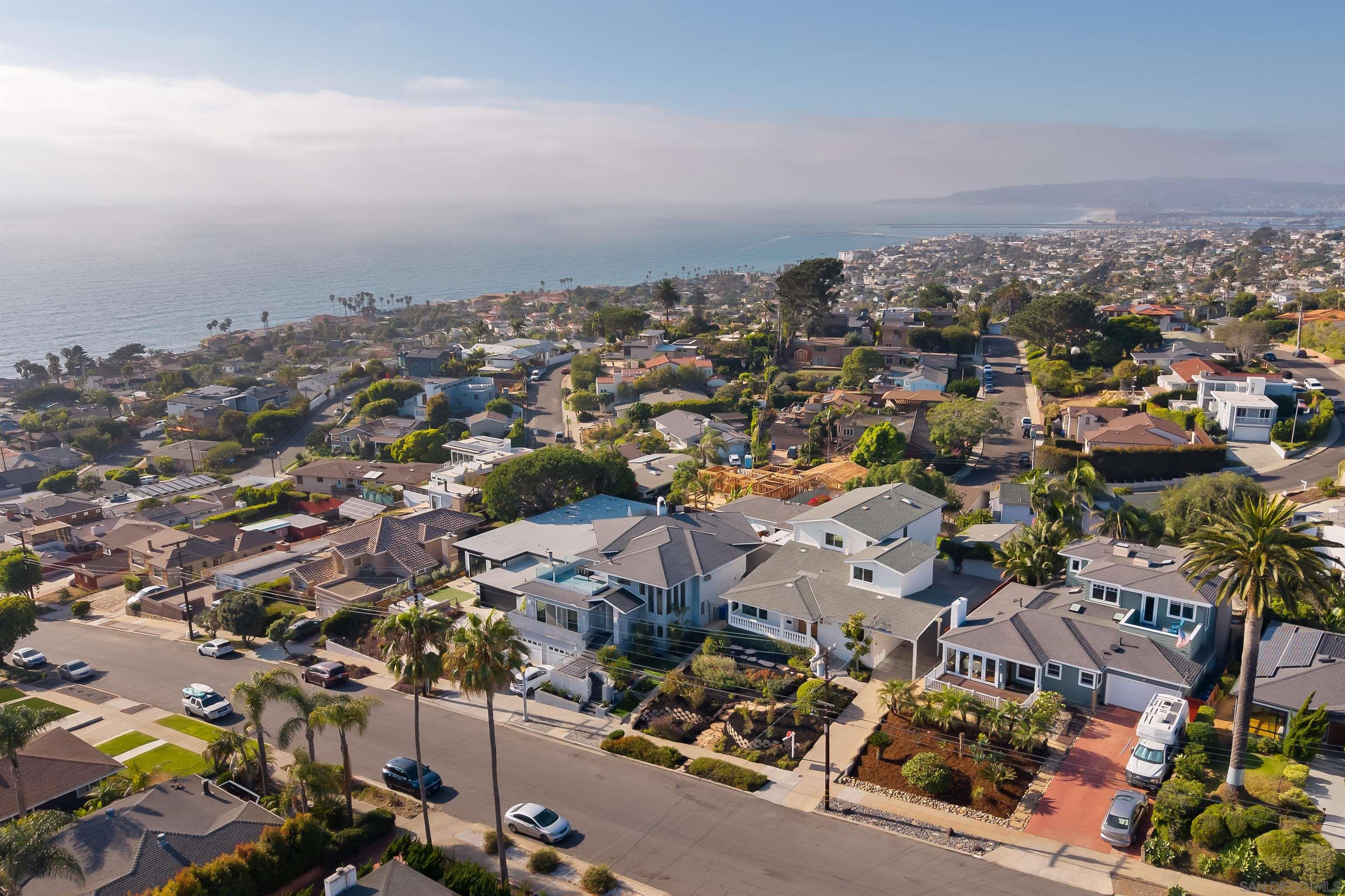 Detail Gallery Image 2 of 23 For 4328  Piedmont, San Diego,  CA 92107 - 5 Beds | 3/1 Baths