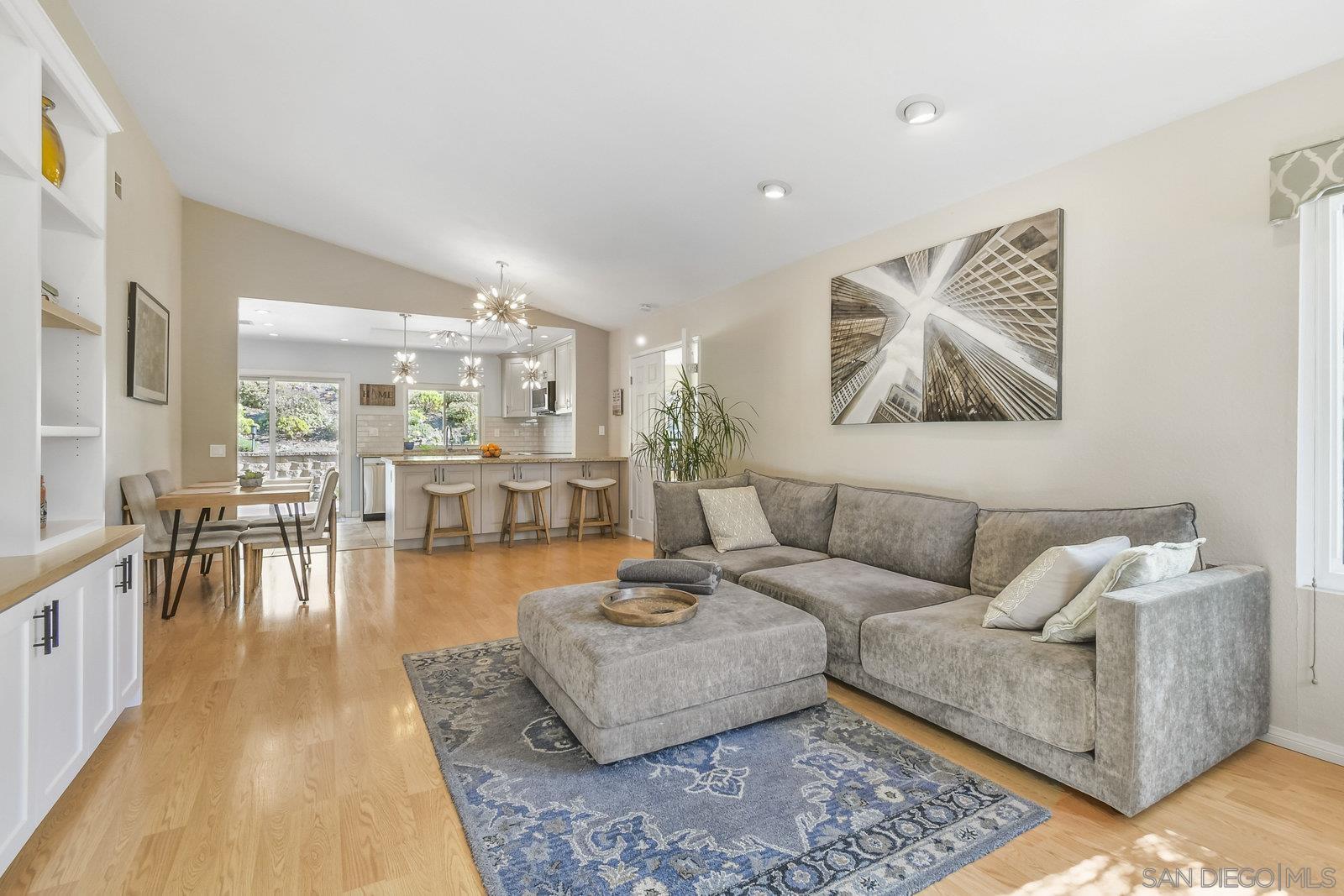 Detail Gallery Image 8 of 33 For 12061  Rue Des Amis, San Diego,  CA 92131 - 3 Beds | 2 Baths