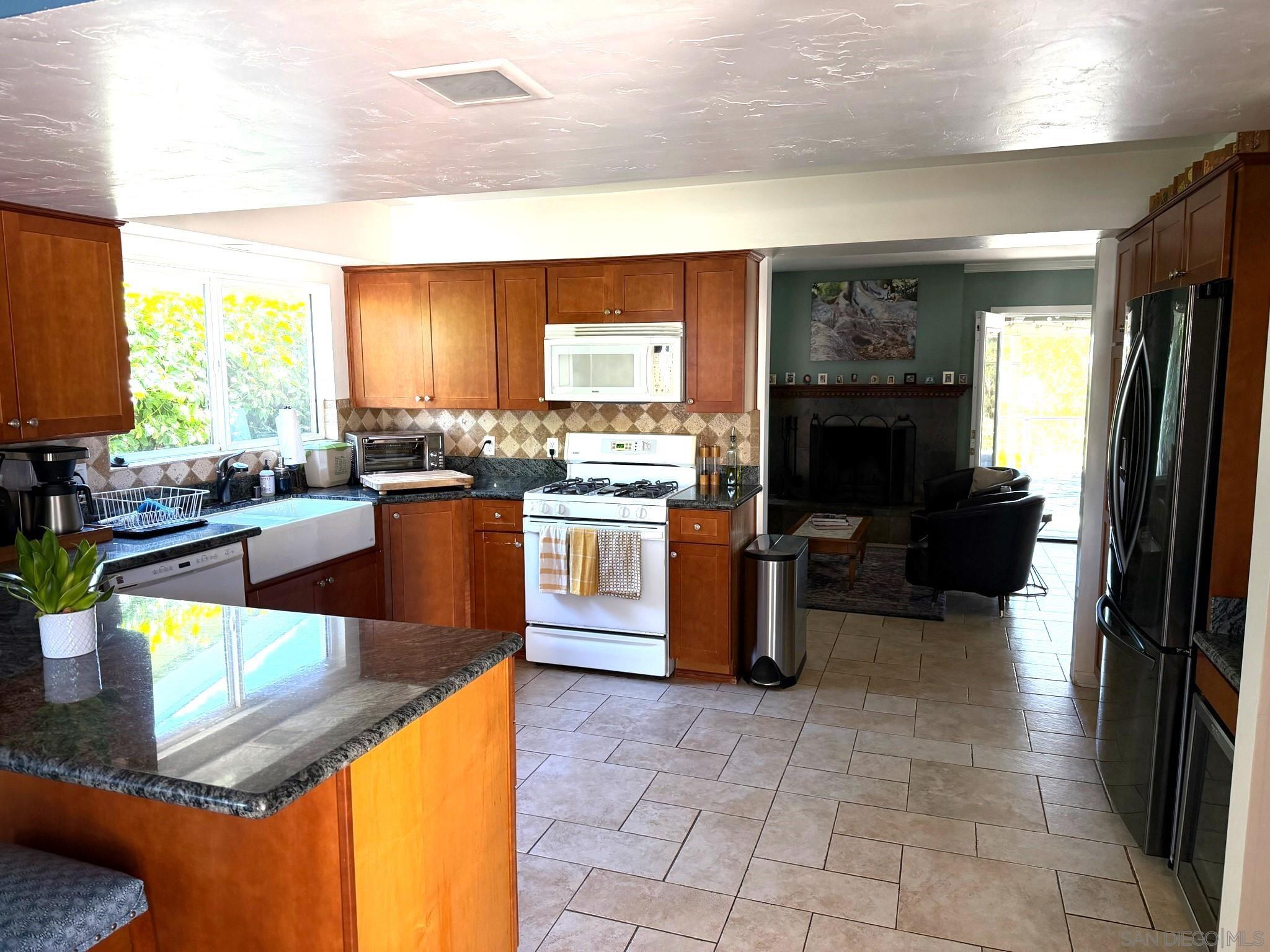 Detail Gallery Image 2 of 53 For 3653  Jennifer St, San Diego,  CA 92117 - 4 Beds | 3 Baths