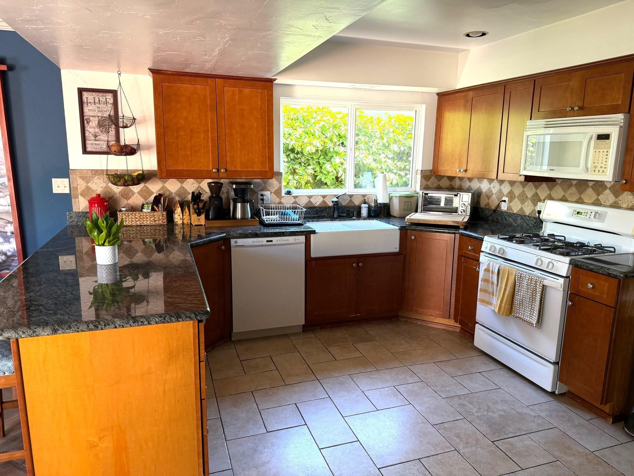 Detail Gallery Image 3 of 53 For 3653  Jennifer St, San Diego,  CA 92117 - 4 Beds | 3 Baths