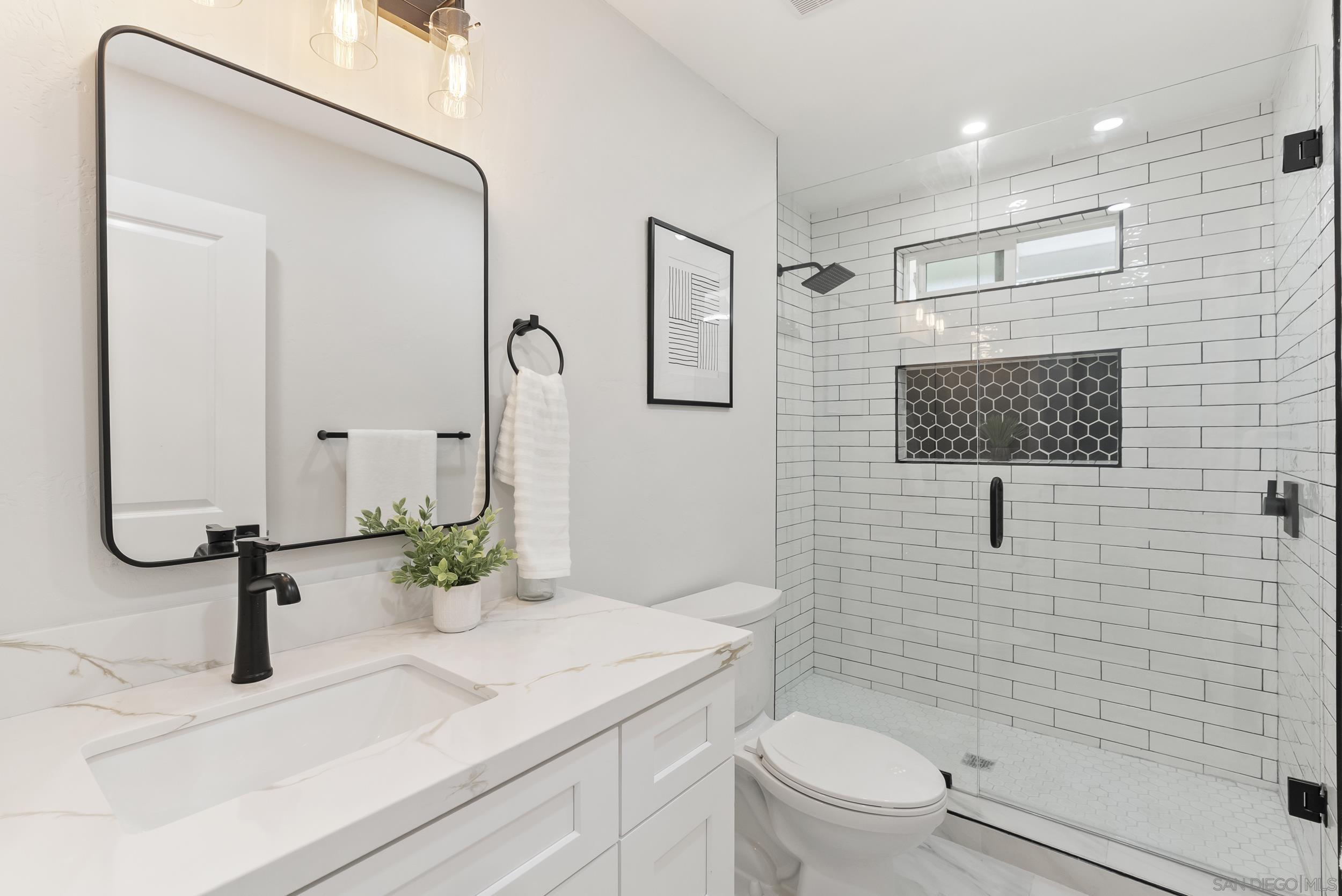 Detail Gallery Image 15 of 28 For 2175  Clove St, San Diego,  CA 92106 - 5 Beds | 5 Baths