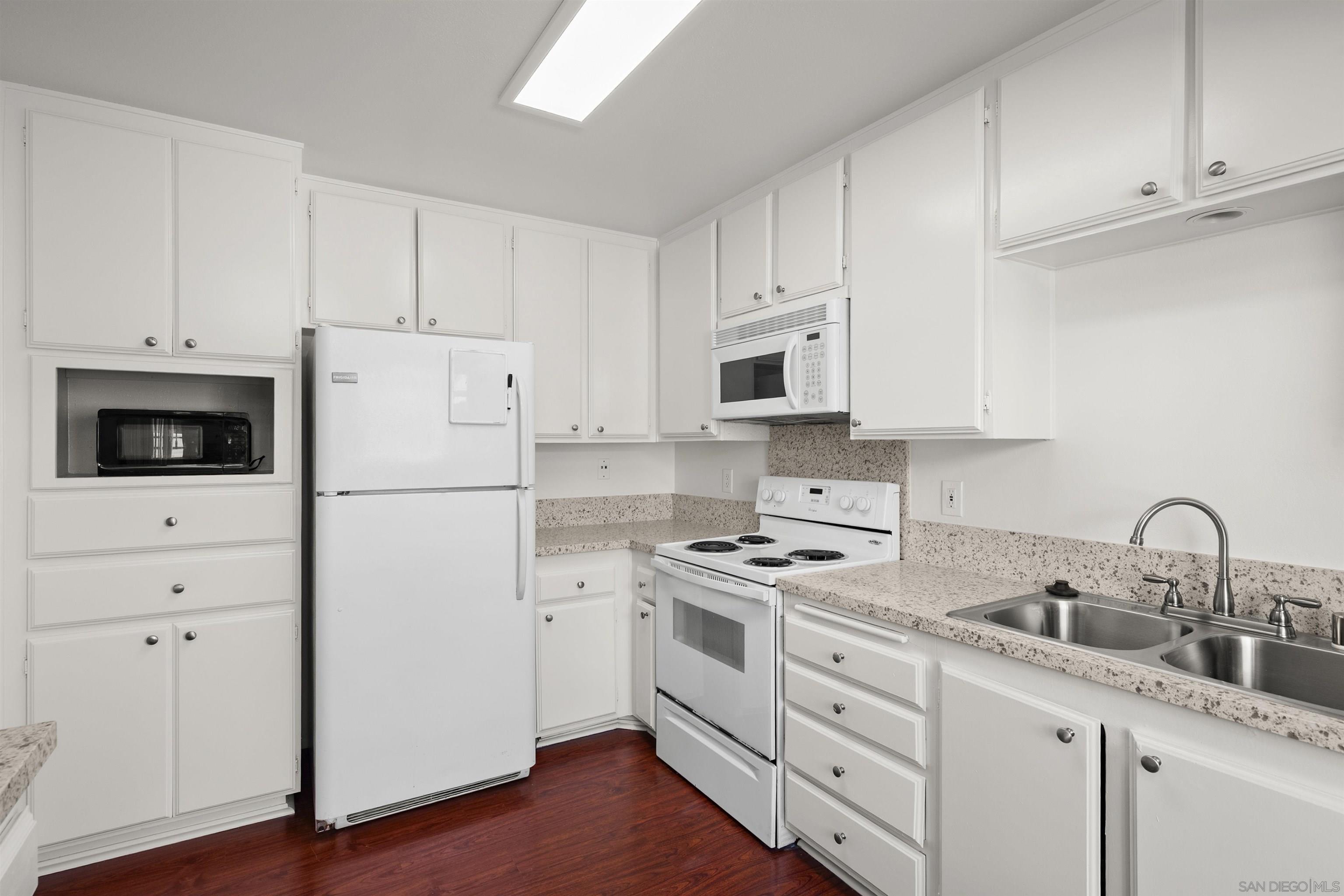 Detail Gallery Image 17 of 51 For 3216  Caminito Eastbluff  65, La Jolla,  CA 92037 - 3 Beds | 2/1 Baths