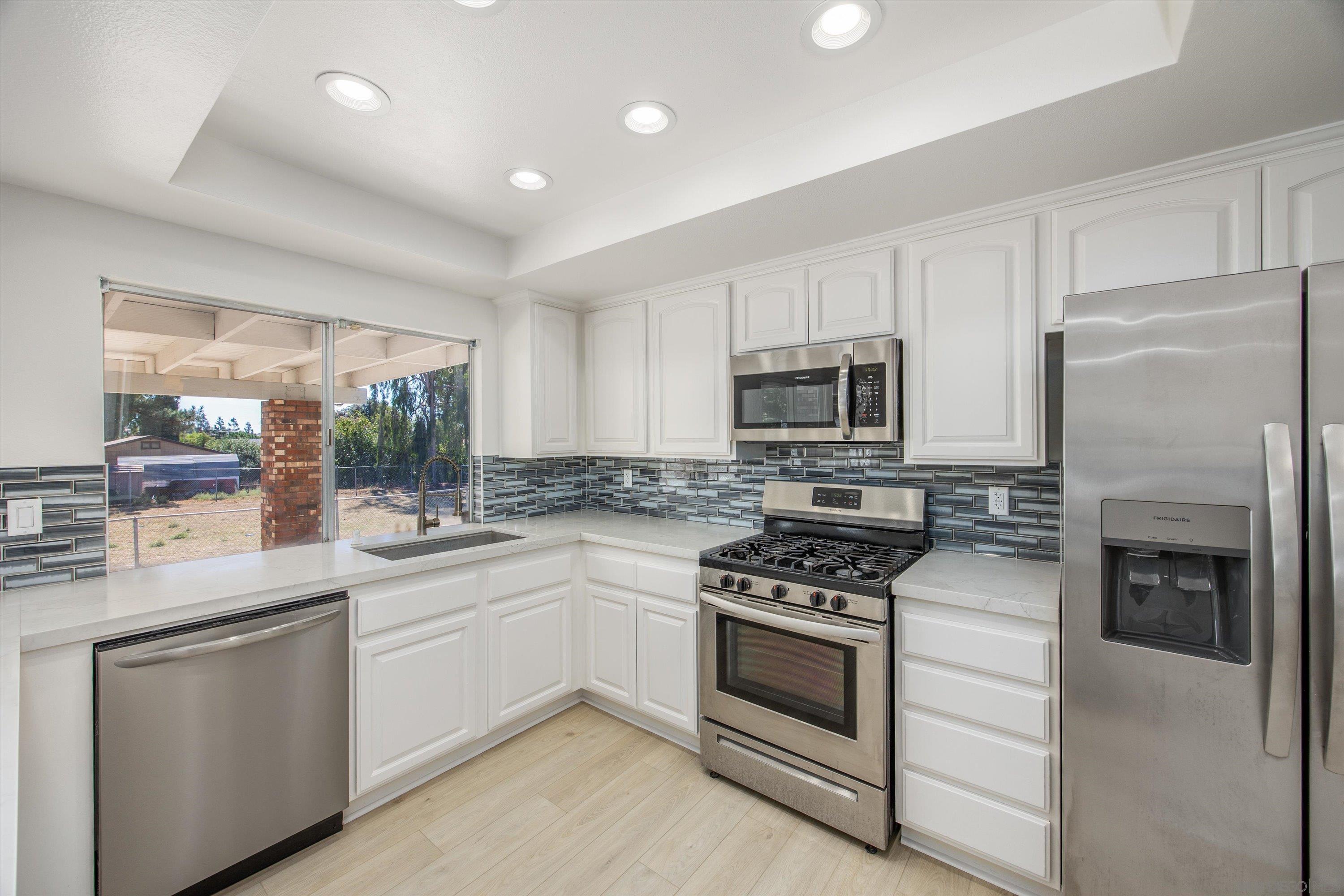 Detail Gallery Image 4 of 50 For 33155  Avenue D, Yucaipa,  CA 92399 - 4 Beds | 2 Baths