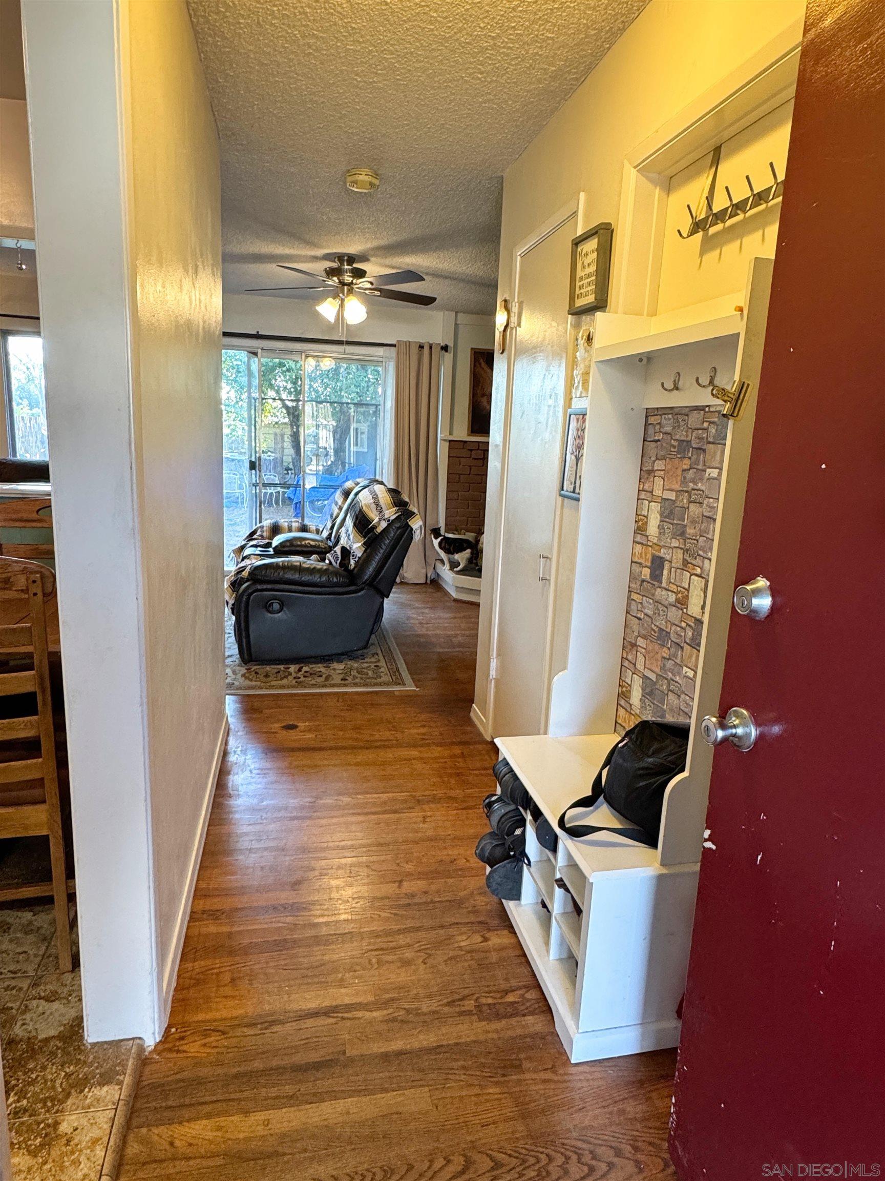 Detail Gallery Image 4 of 37 For 1117  Kings Rd, Escondido,  CA 92027 - 3 Beds | 1/1 Baths