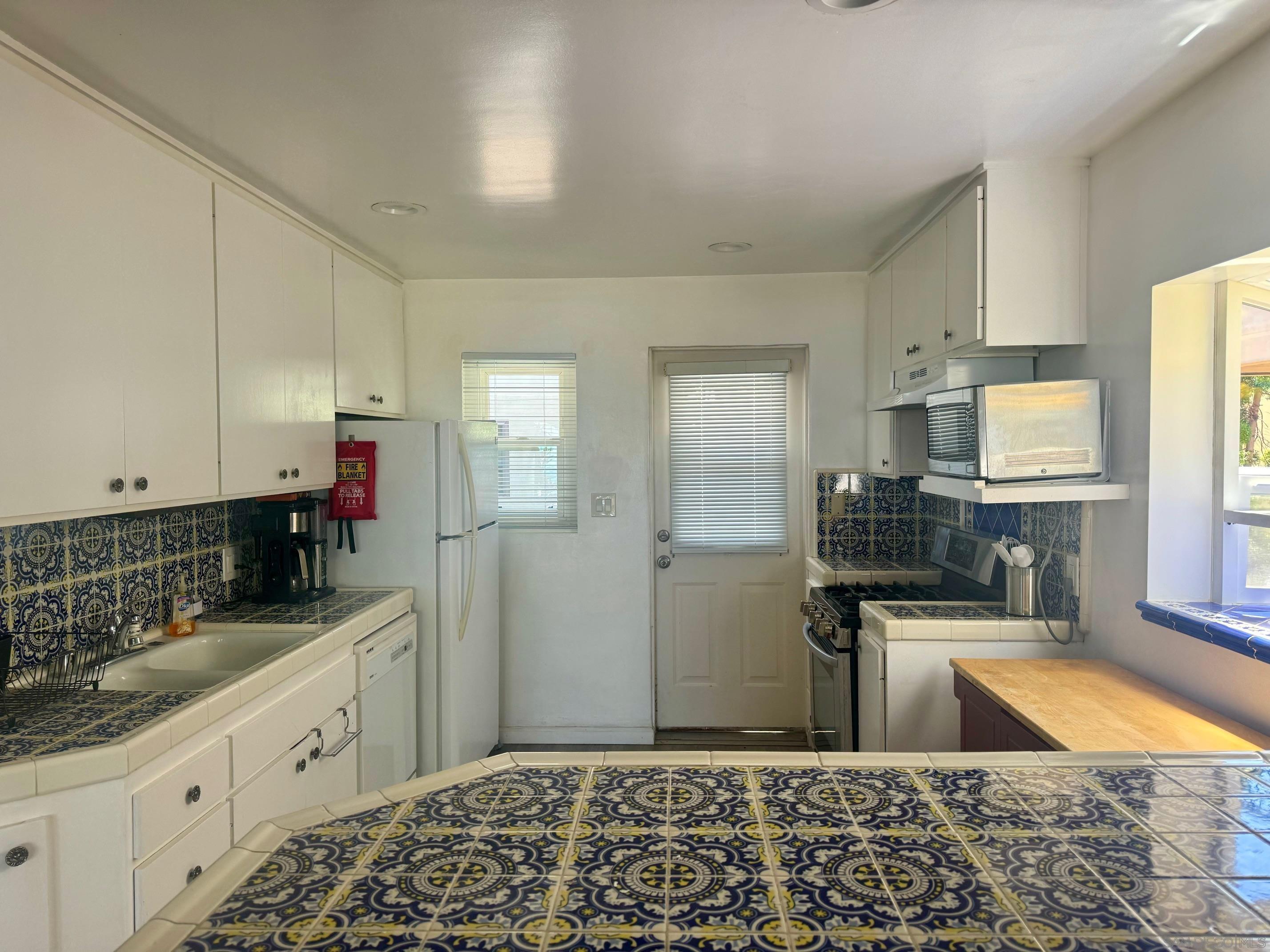 Detail Gallery Image 13 of 30 For 8151  Camino Del Oro, La Jolla,  CA 92037 - 2 Beds | 2 Baths