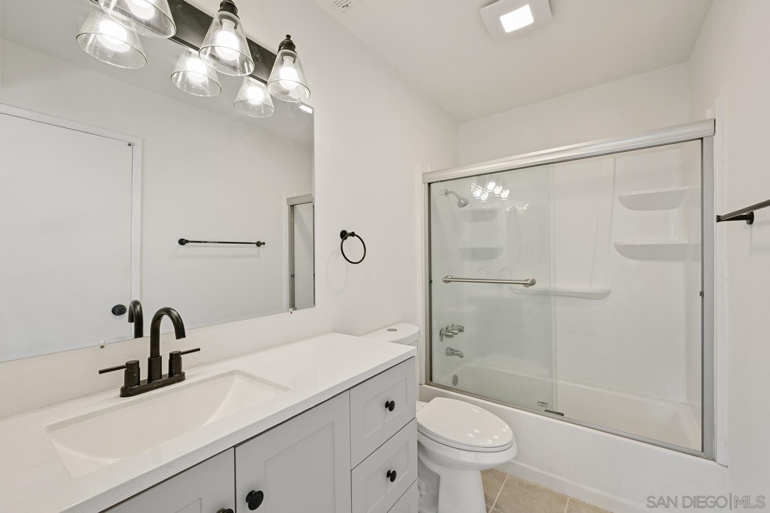 Detail Gallery Image 11 of 19 For 2050  Oak Hill Dr, Escondido,  CA 92027 - 3 Beds | 2 Baths