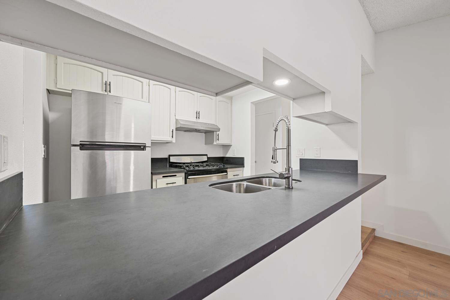 Detail Gallery Image 5 of 19 For 2050  Oak Hill Dr, Escondido,  CA 92027 - 3 Beds | 2 Baths