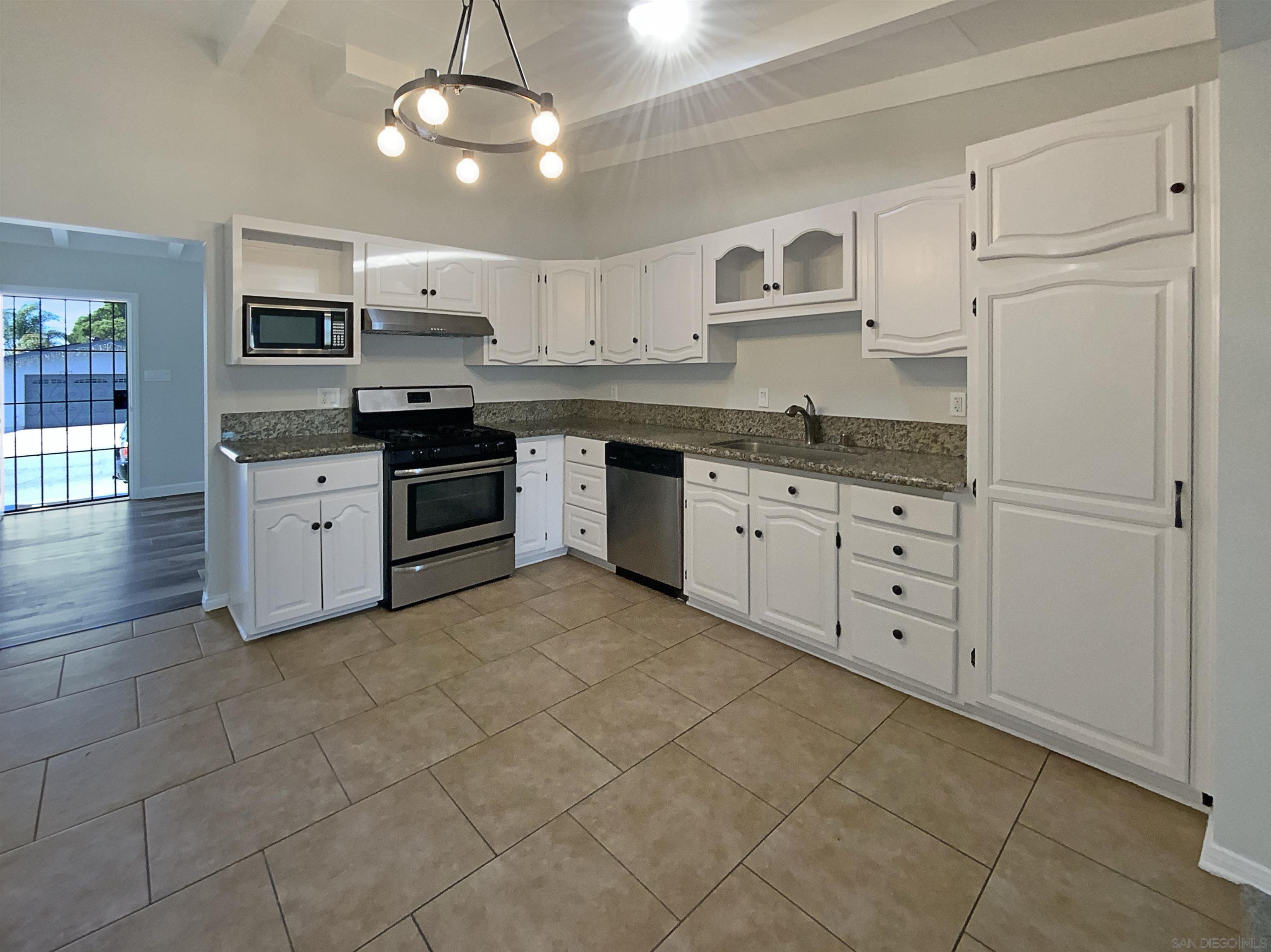 Detail Gallery Image 16 of 26 For 5819  Roanoke St, San Diego,  CA 92139 - 4 Beds | 3 Baths