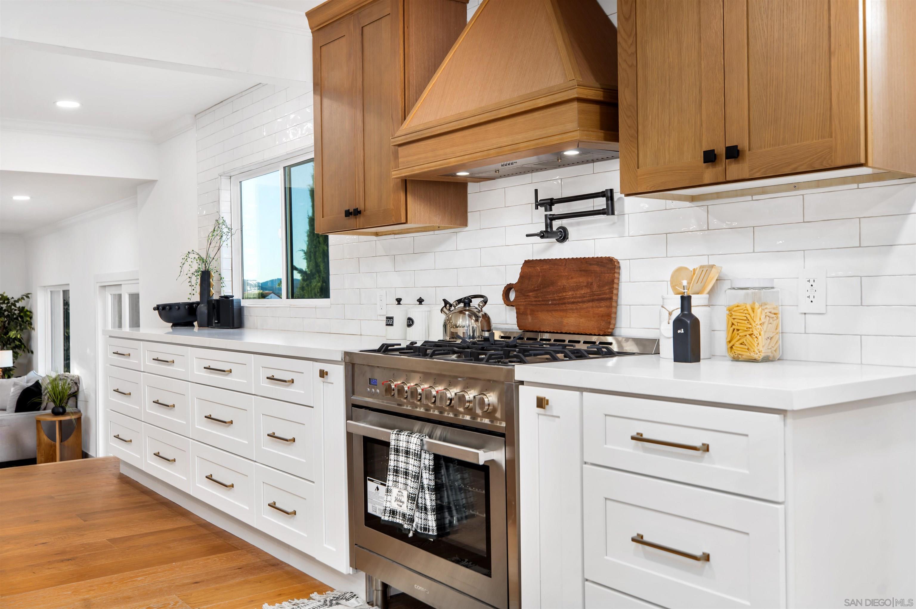 Detail Gallery Image 6 of 46 For 16021  Pomerado Rd, Poway,  CA 92064 - 3 Beds | 3/1 Baths