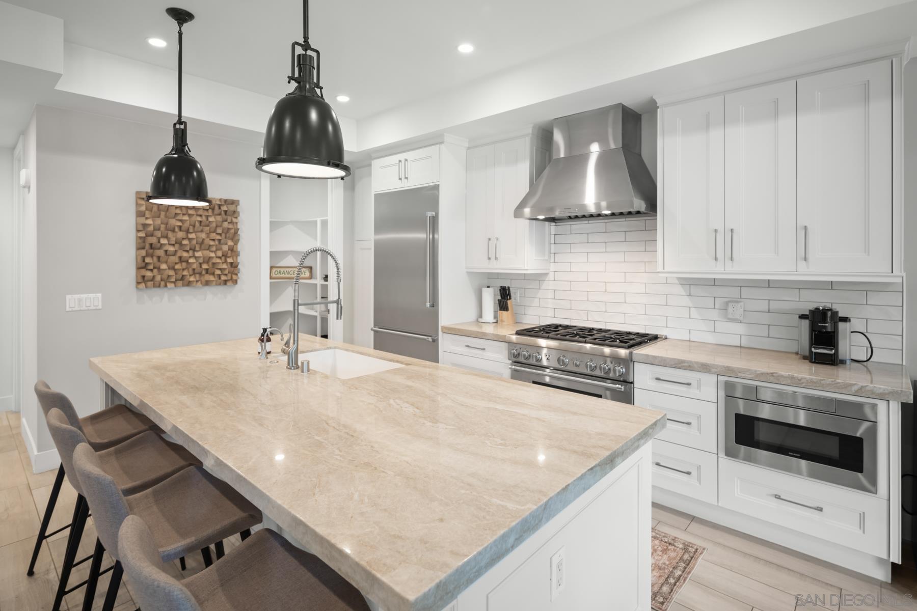 Detail Gallery Image 10 of 29 For 712  E Ave, Coronado,  CA 92118 - 4 Beds | 4/1 Baths