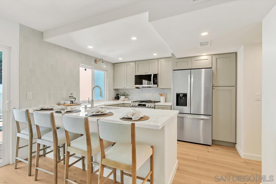 Detail Gallery Image 12 of 49 For 827  Del Mar Downs Rd  #E,  Solana Beach,  CA 92075 - 3 Beds | 2/1 Baths