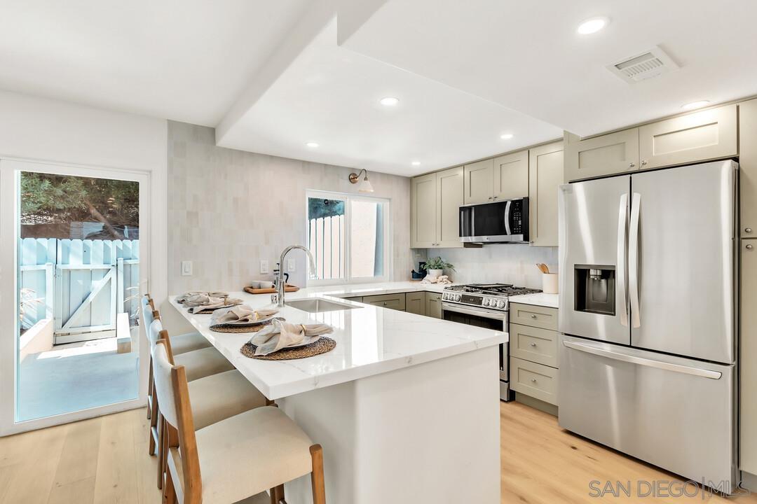 Detail Gallery Image 13 of 49 For 827  Del Mar Downs Rd  #E,  Solana Beach,  CA 92075 - 3 Beds | 2/1 Baths