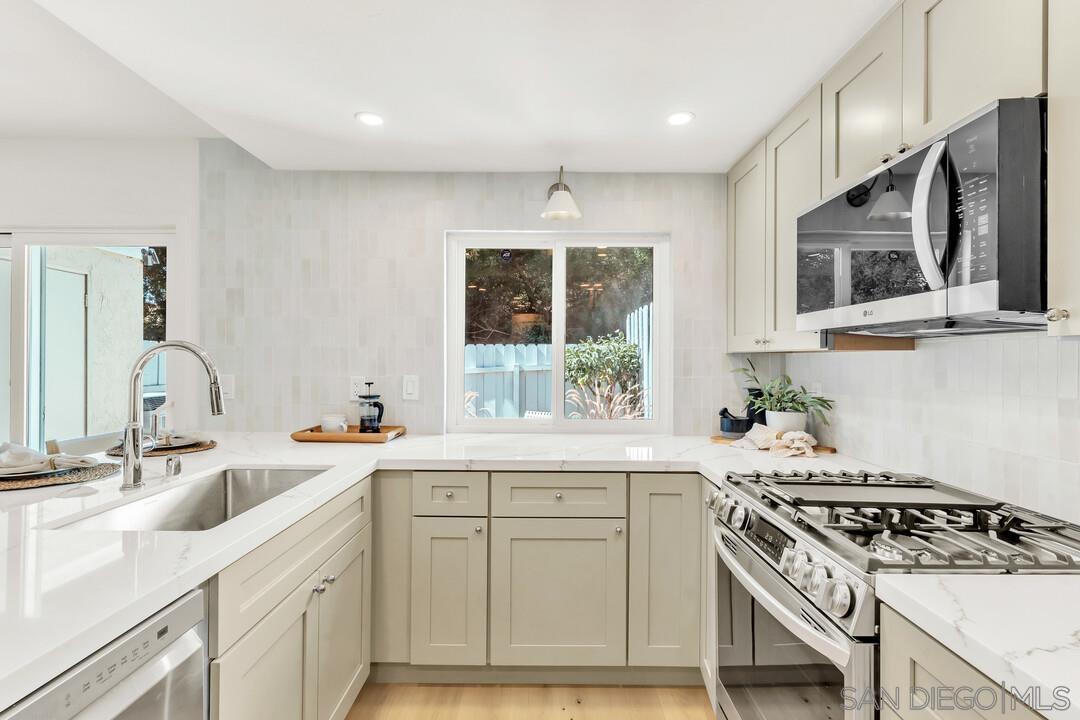 Detail Gallery Image 14 of 49 For 827  Del Mar Downs Rd  #E,  Solana Beach,  CA 92075 - 3 Beds | 2/1 Baths