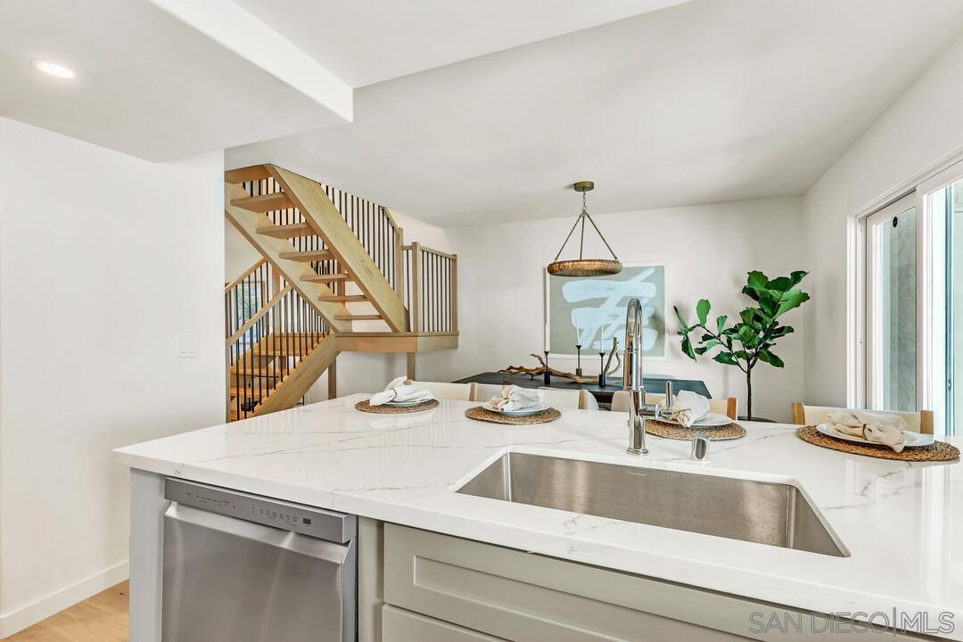 Detail Gallery Image 15 of 49 For 827  Del Mar Downs Rd  #E,  Solana Beach,  CA 92075 - 3 Beds | 2/1 Baths