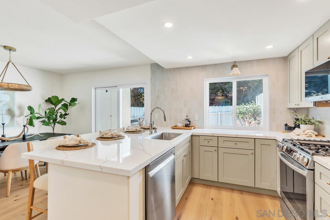 Detail Gallery Image 17 of 49 For 827  Del Mar Downs Rd  #E,  Solana Beach,  CA 92075 - 3 Beds | 2/1 Baths