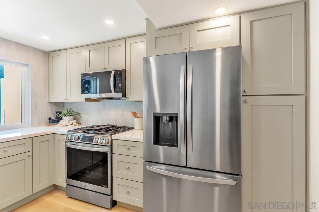 Detail Gallery Image 18 of 49 For 827  Del Mar Downs Rd  #E,  Solana Beach,  CA 92075 - 3 Beds | 2/1 Baths