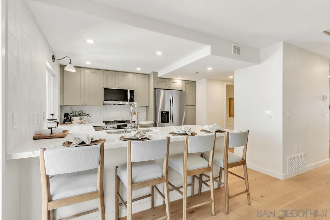 Detail Gallery Image 10 of 49 For 827  Del Mar Downs Rd  #E,  Solana Beach,  CA 92075 - 3 Beds | 2/1 Baths