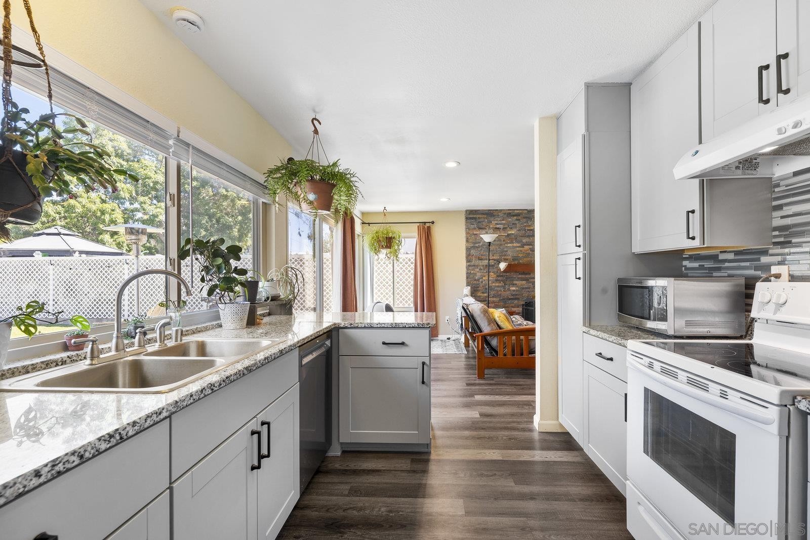 Detail Gallery Image 11 of 36 For 13879  Paseo Cardiel, San Diego,  CA 92129 - 4 Beds | 2/1 Baths