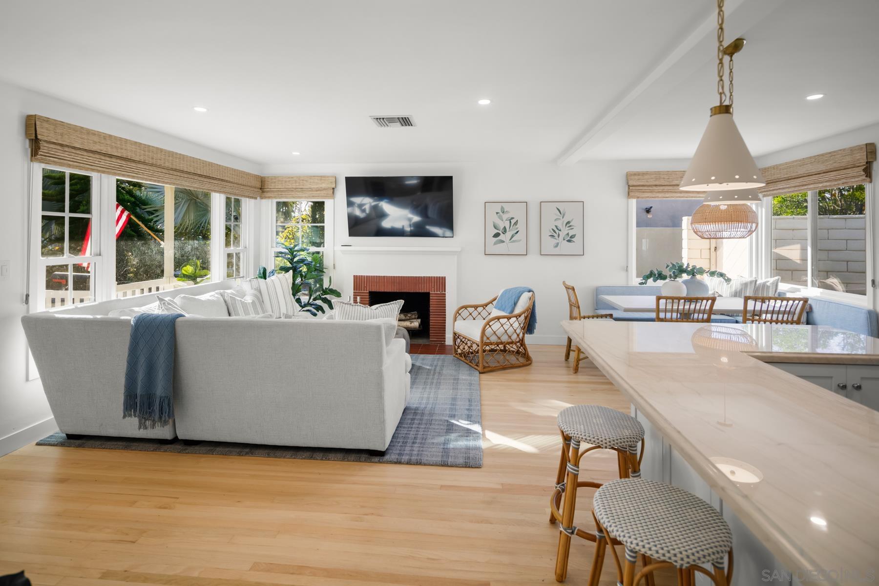 Detail Gallery Image 11 of 37 For 909  1st St, Coronado,  CA 92118 - 2 Beds | 2 Baths