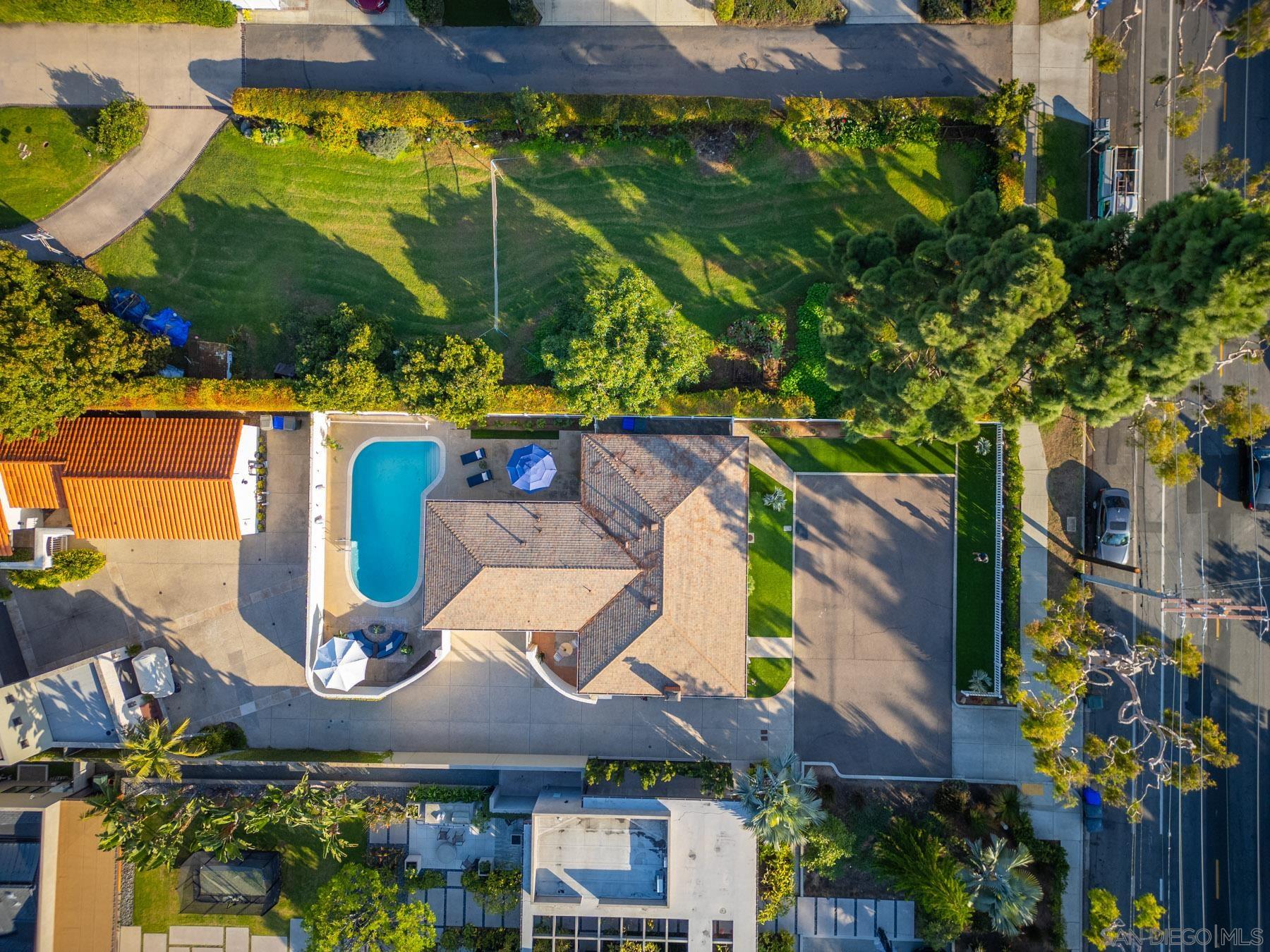 Detail Gallery Image 5 of 37 For 909  1st St, Coronado,  CA 92118 - 2 Beds | 2 Baths