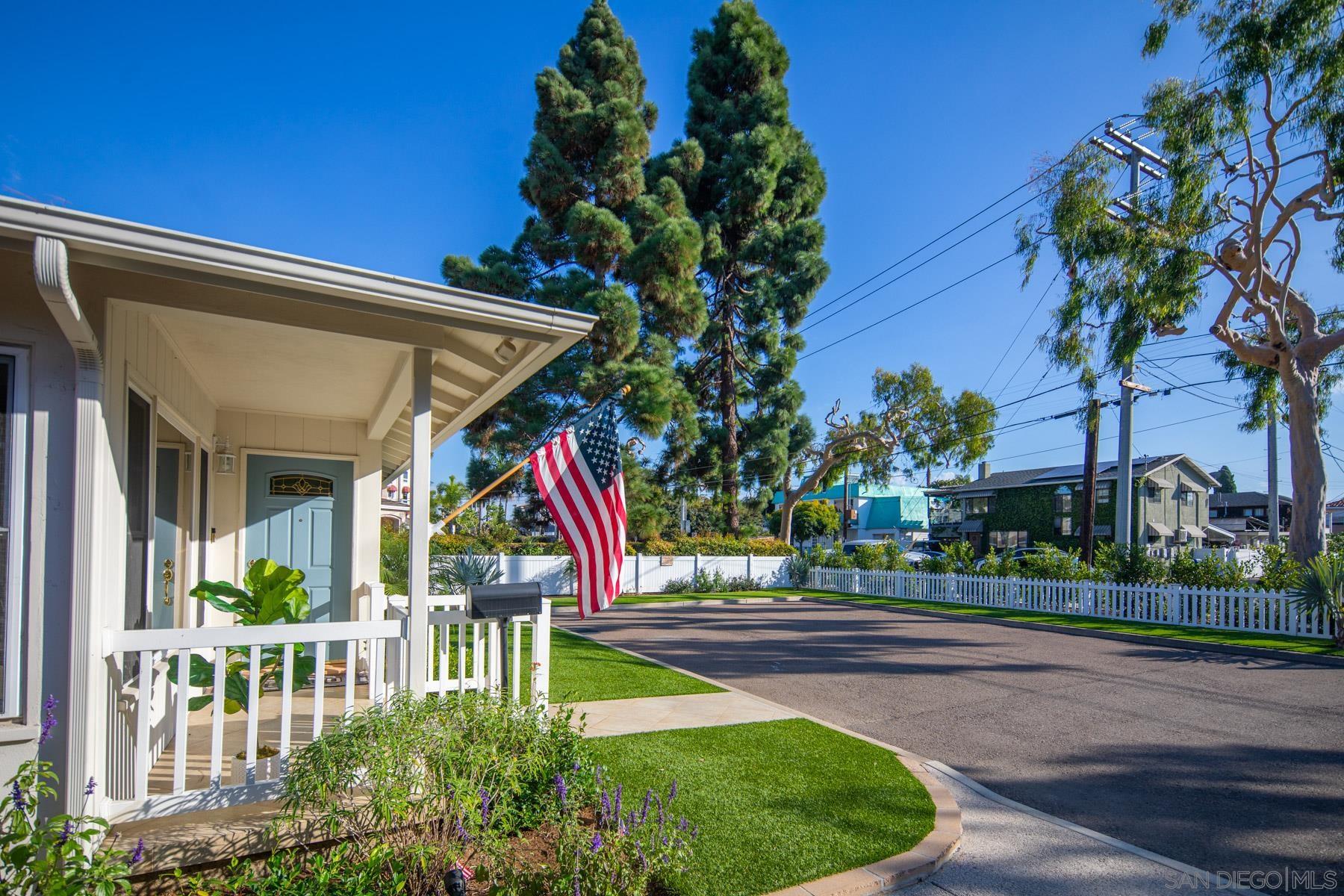 Detail Gallery Image 7 of 37 For 909  1st St, Coronado,  CA 92118 - 2 Beds | 2 Baths