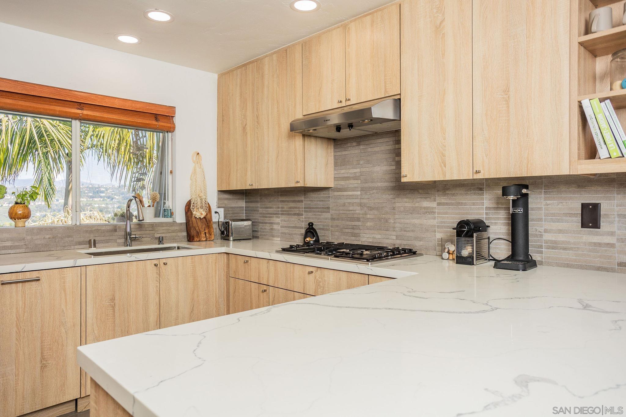 Detail Gallery Image 12 of 36 For 2438  Sacada Cir, Carlsbad,  CA 92009 - 3 Beds | 3 Baths