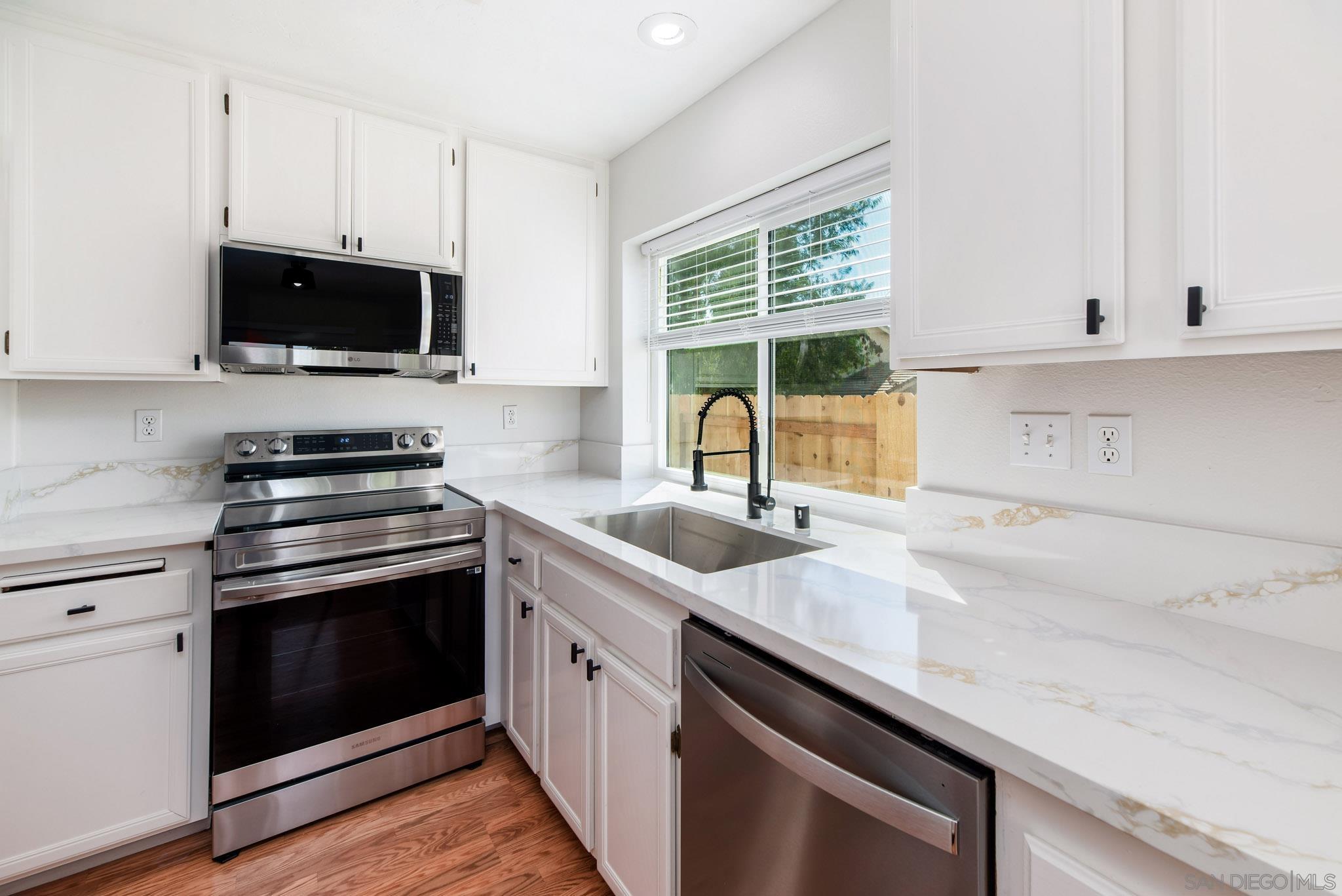 Detail Gallery Image 4 of 20 For 9525  Cedar Hill Ct, San Diego,  CA 92129 - 3 Beds | 2/1 Baths