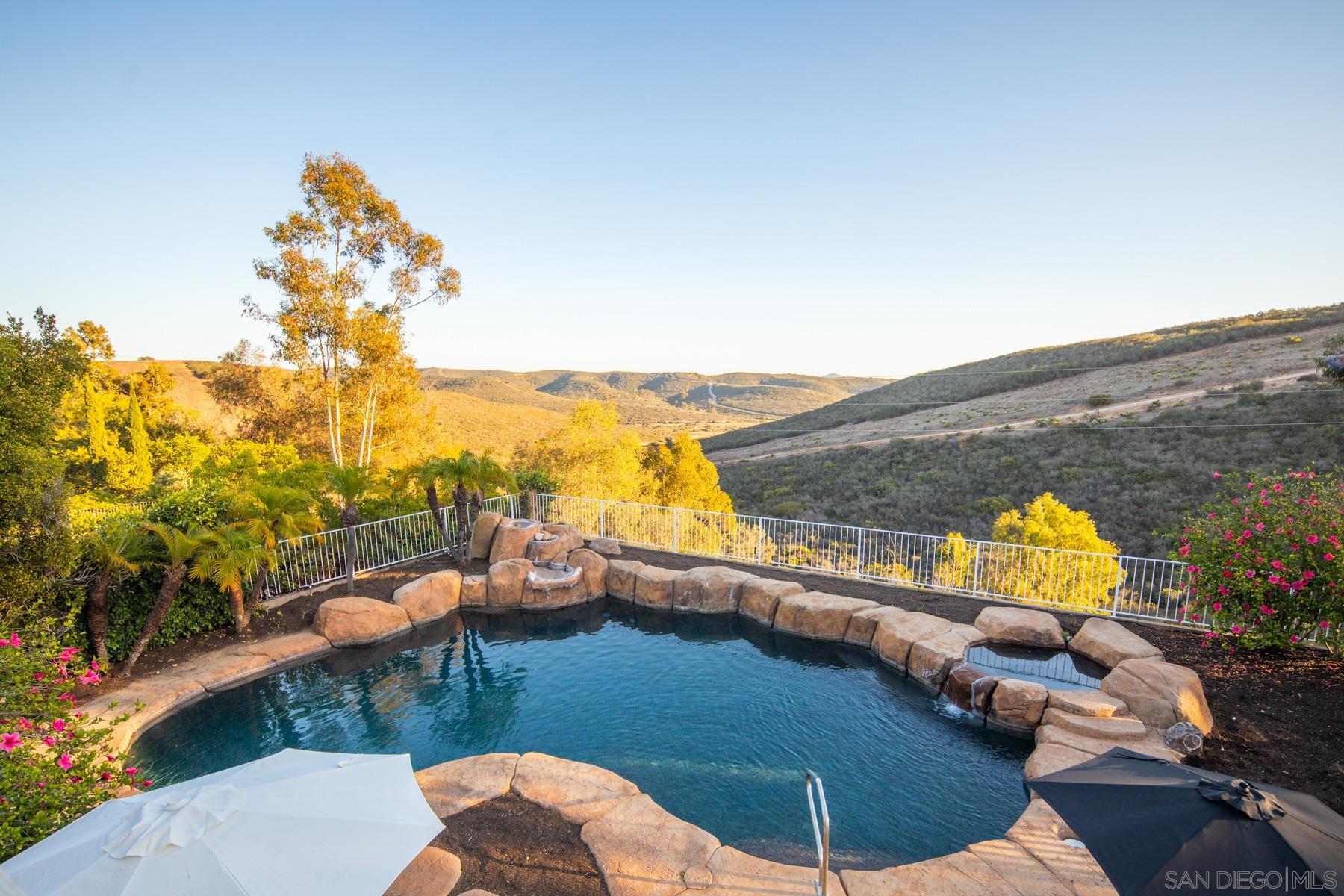 Detail Gallery Image 9 of 46 For 9975  Rue Chantemar, San Diego,  CA 92131 - 4 Beds | 3 Baths