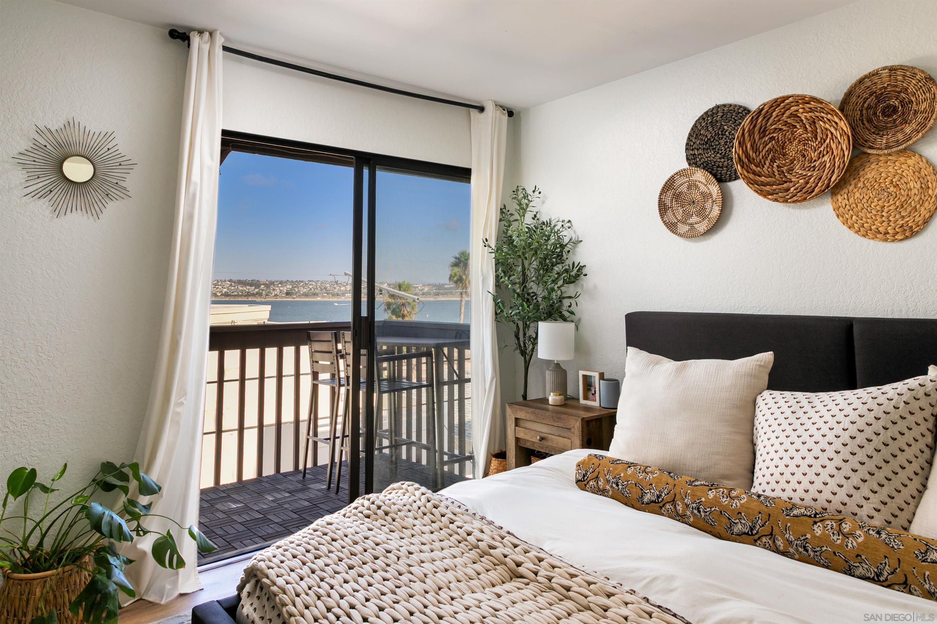 Detail Gallery Image 18 of 38 For 3825  Kendall St, San Diego,  CA 92109 - 2 Beds | 2/1 Baths