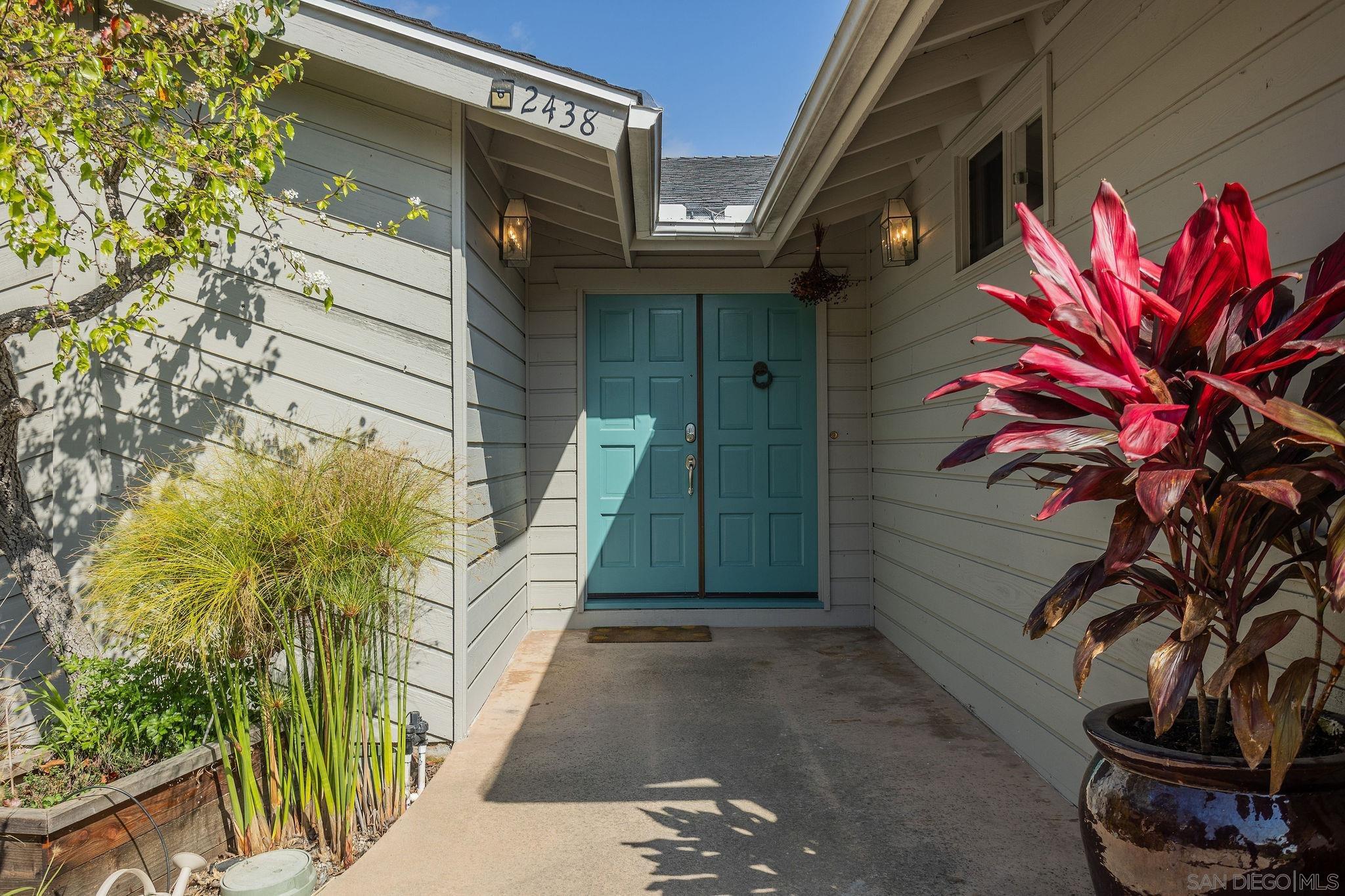 Detail Gallery Image 2 of 36 For 2438  Sacada Cir, Carlsbad,  CA 92009 - 3 Beds | 3 Baths