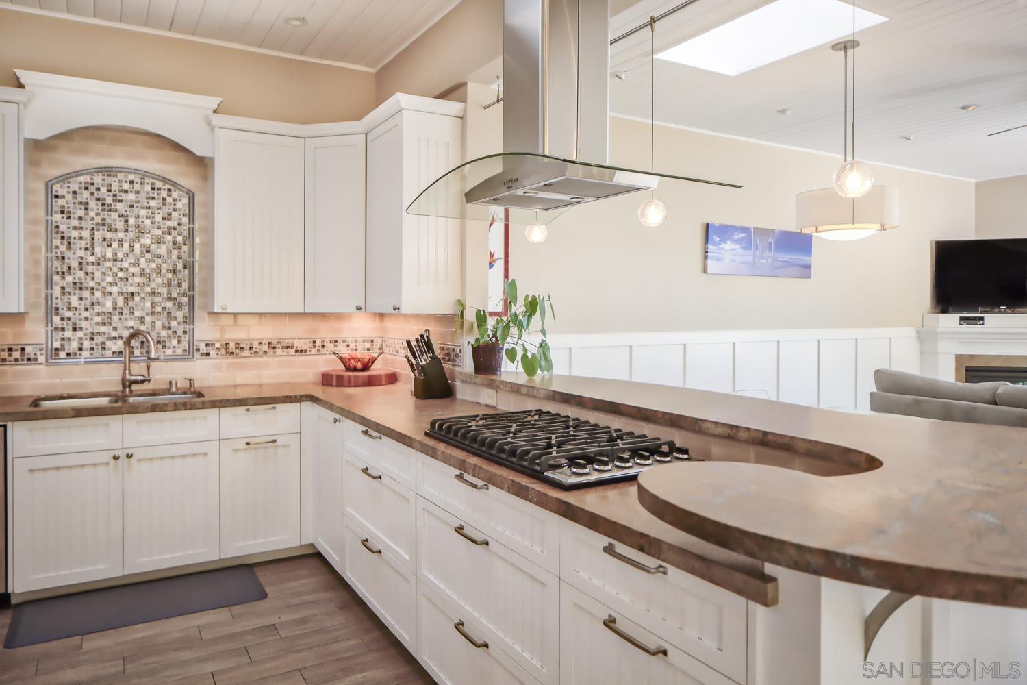 Detail Gallery Image 2 of 23 For 2154  Manchester Ave, Cardiff By The Sea,  CA 92007 - 3 Beds | 3 Baths