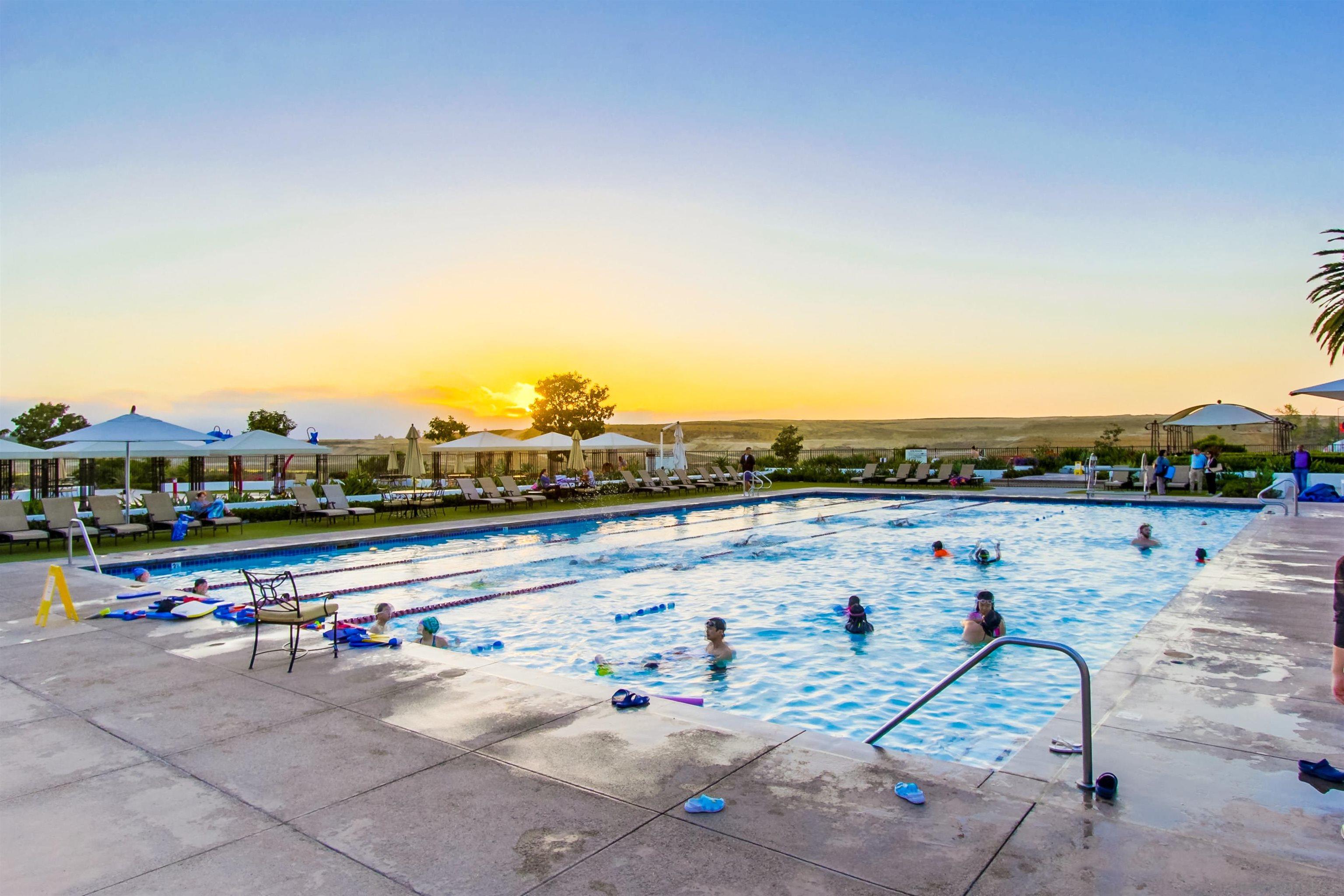 Detail Gallery Image 14 of 17 For 6073  Roselle Meadows Trl, San Diego,  CA 92130 - 4 Beds | 3 Baths