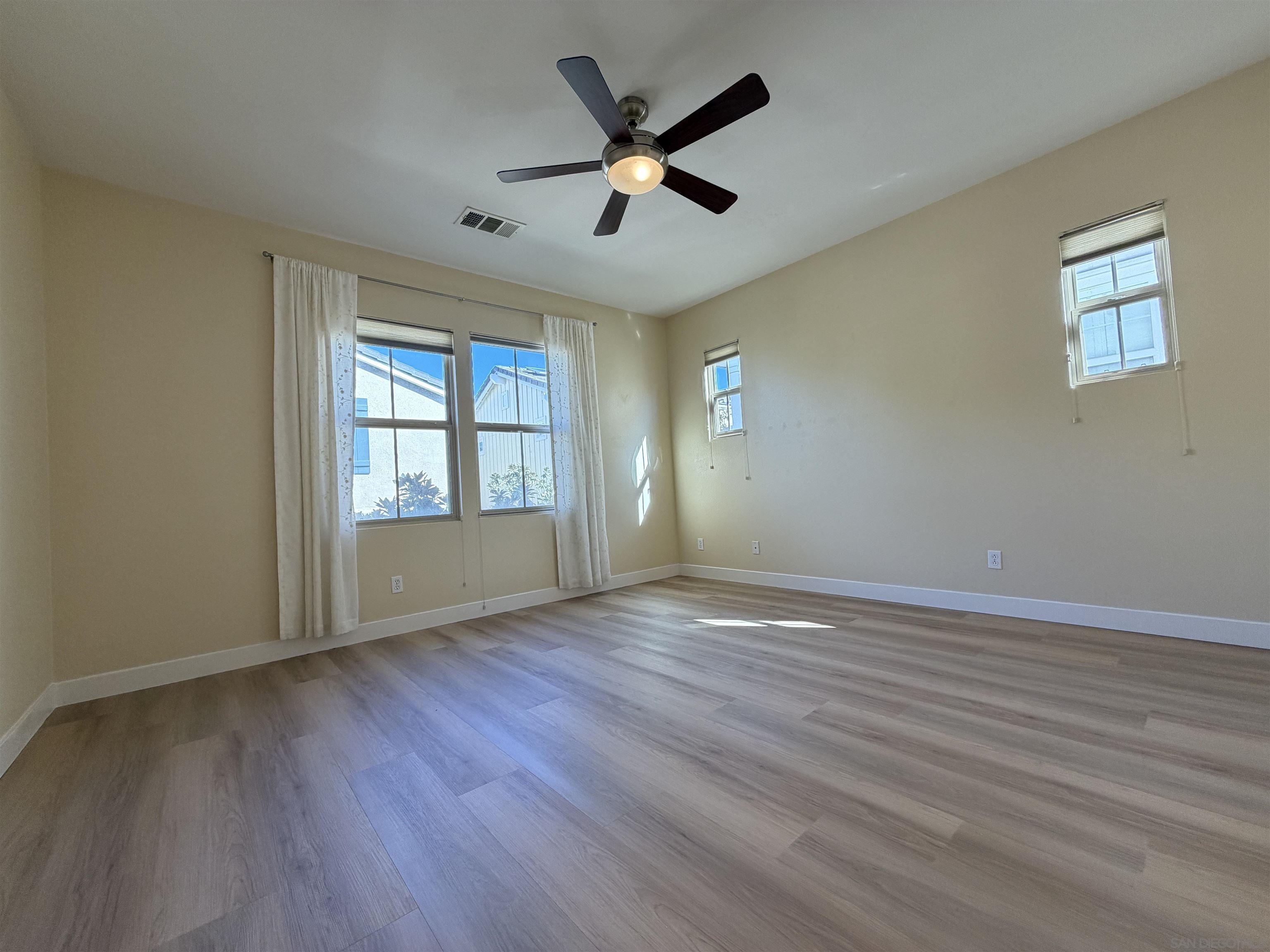 Detail Gallery Image 8 of 17 For 6073  Roselle Meadows Trl, San Diego,  CA 92130 - 4 Beds | 3 Baths