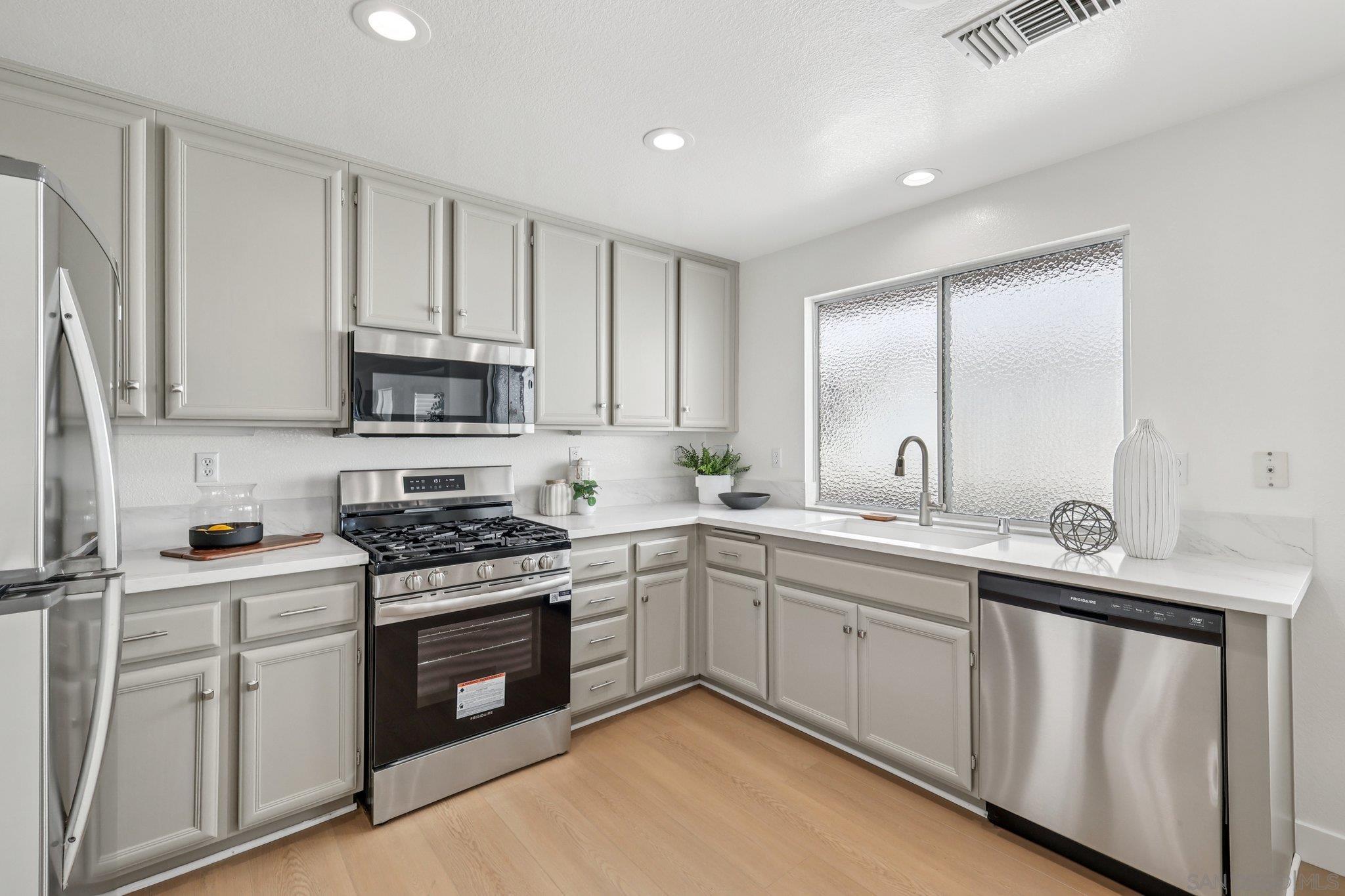 Detail Gallery Image 14 of 59 For 2491  Moonlight Gln, Escondido,  CA 92026 - 3 Beds | 2 Baths