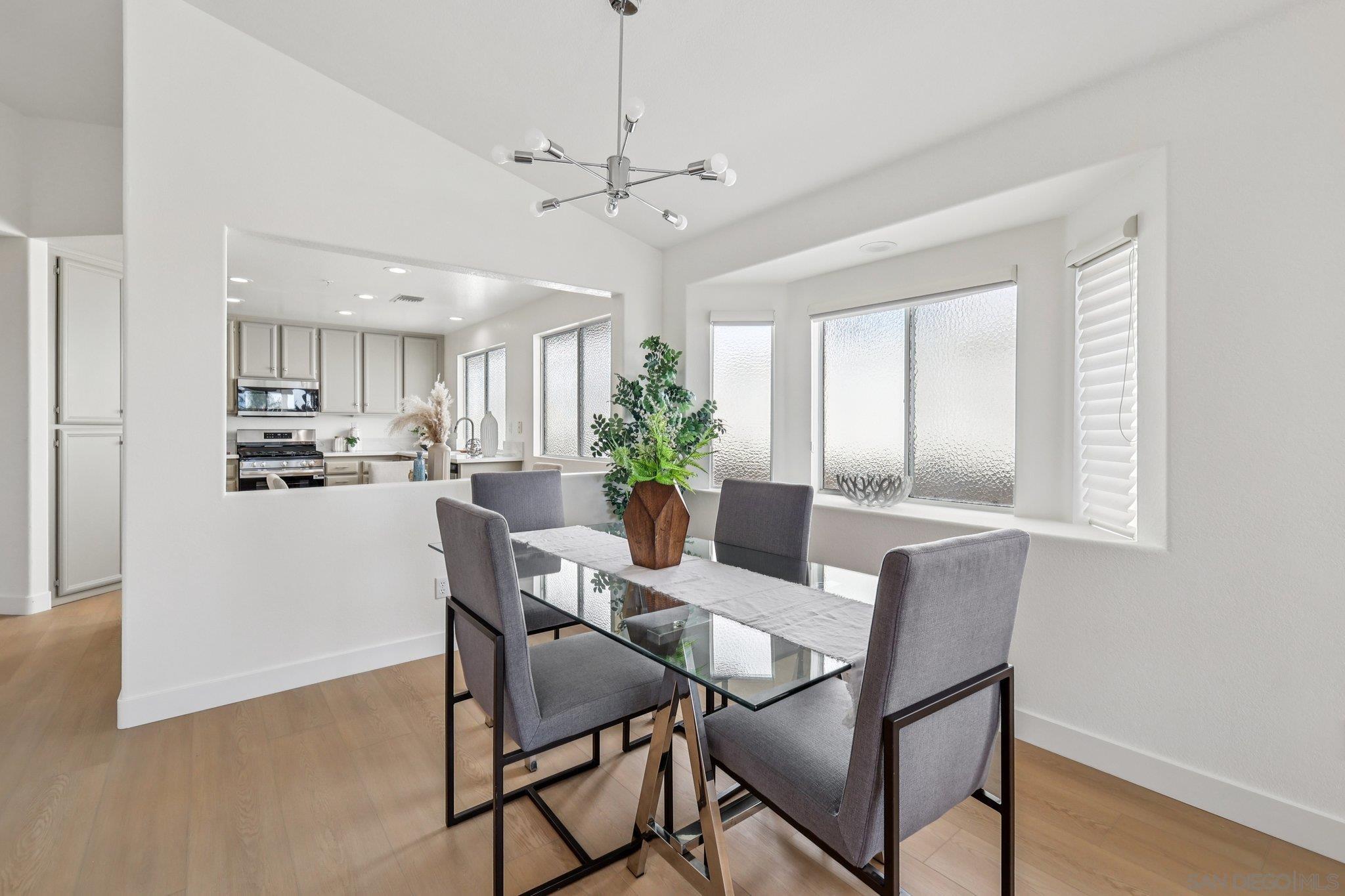 Detail Gallery Image 10 of 59 For 2491  Moonlight Gln, Escondido,  CA 92026 - 3 Beds | 2 Baths